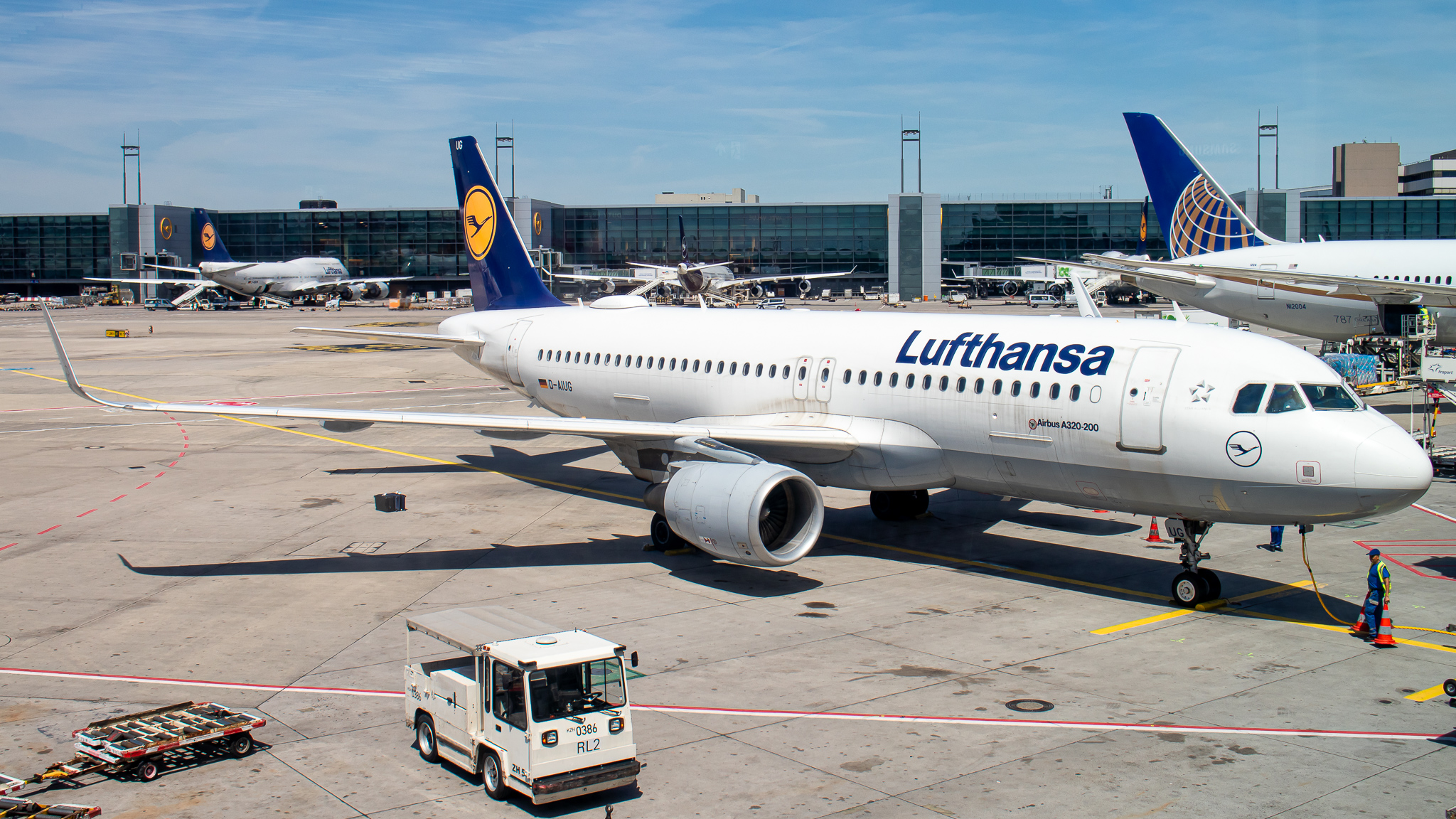 Full size: Lufthansa Airbus A320 D-AIUG at Frankfurt International Airport