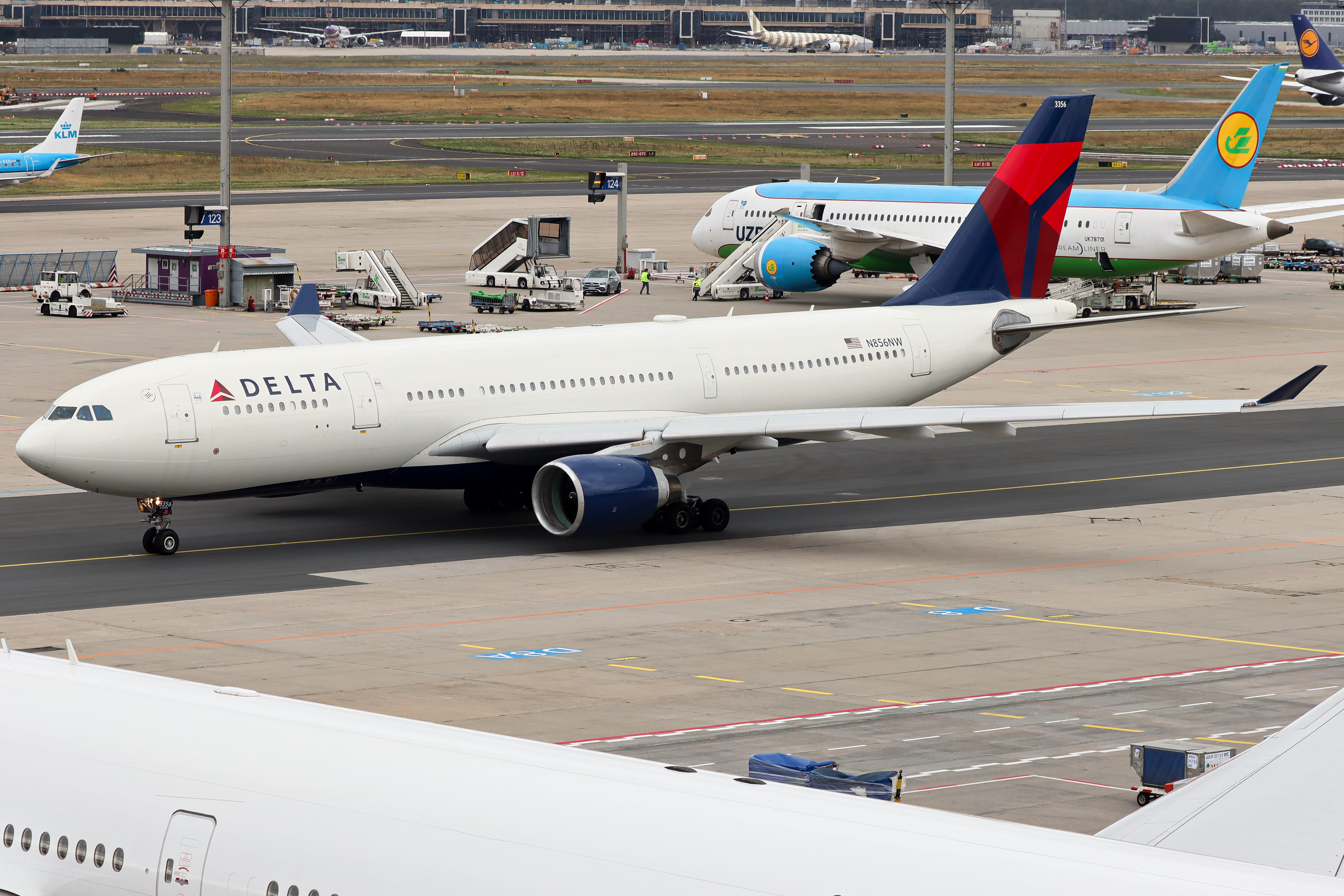 Full size: Delta Airlines Airbus A330-200 N856NW at Frankfurt International Airport