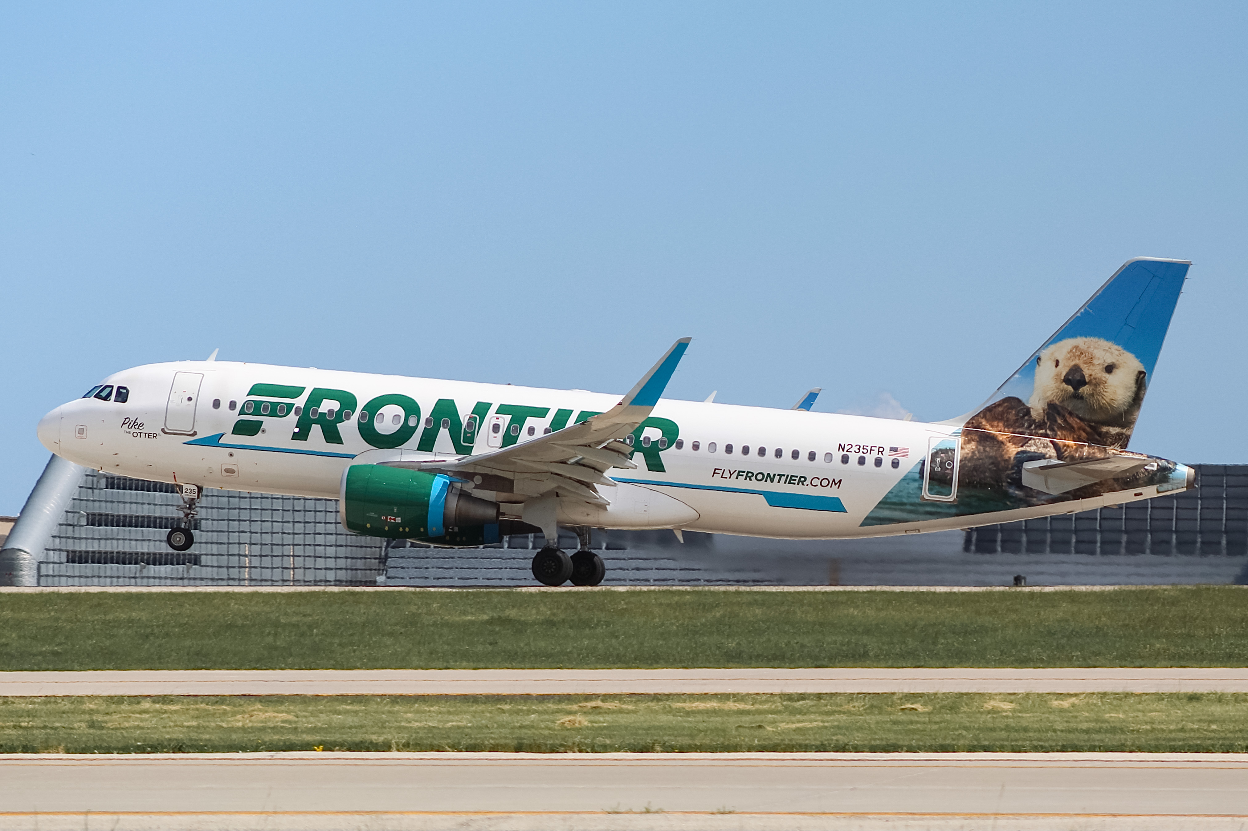 Full size: Frontier Airlines Airbus A320 N235FR at General Mitchell International Airport