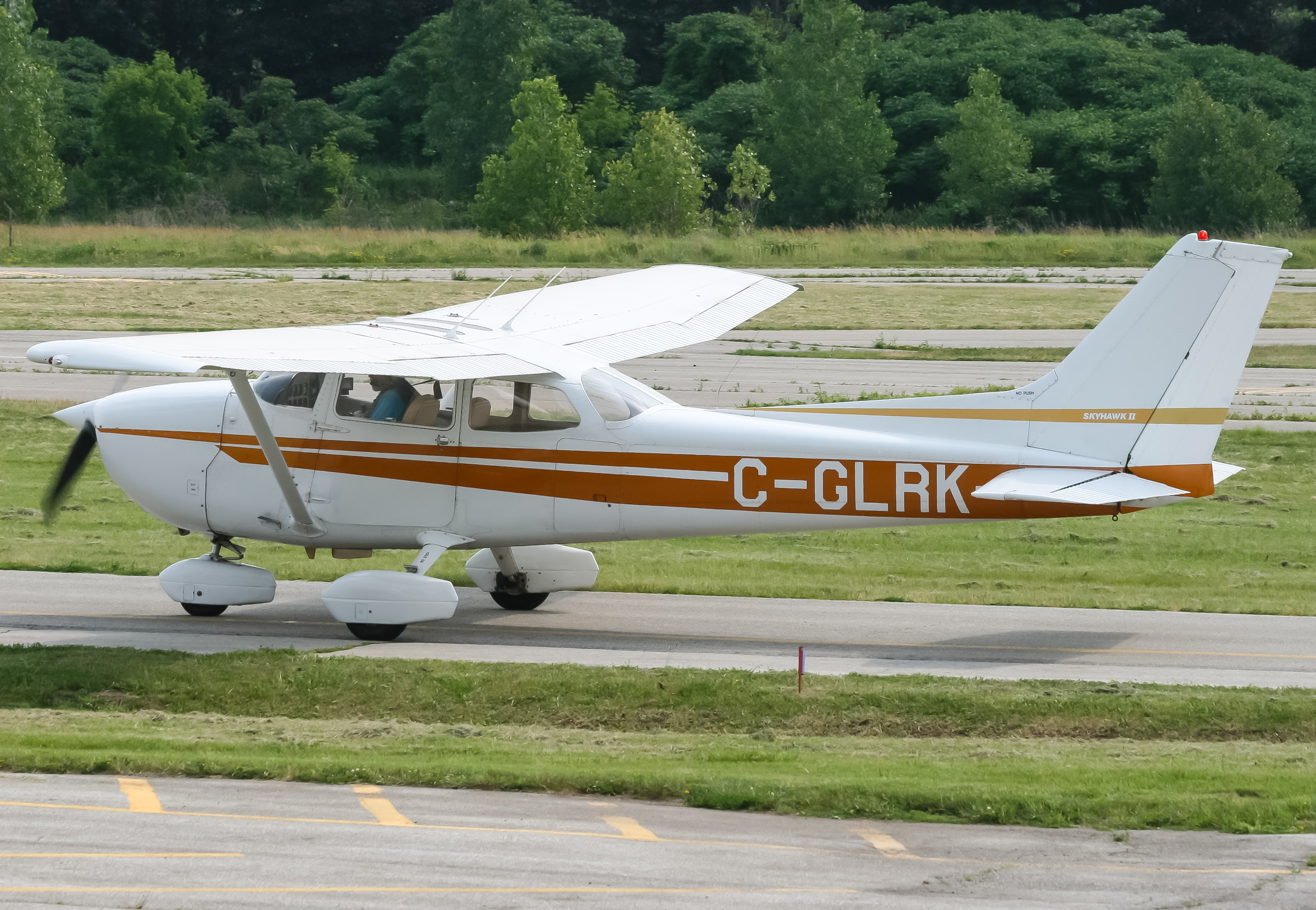 Full size: PRIVATE Cessna 172N Skyhawk C-GLRK at 