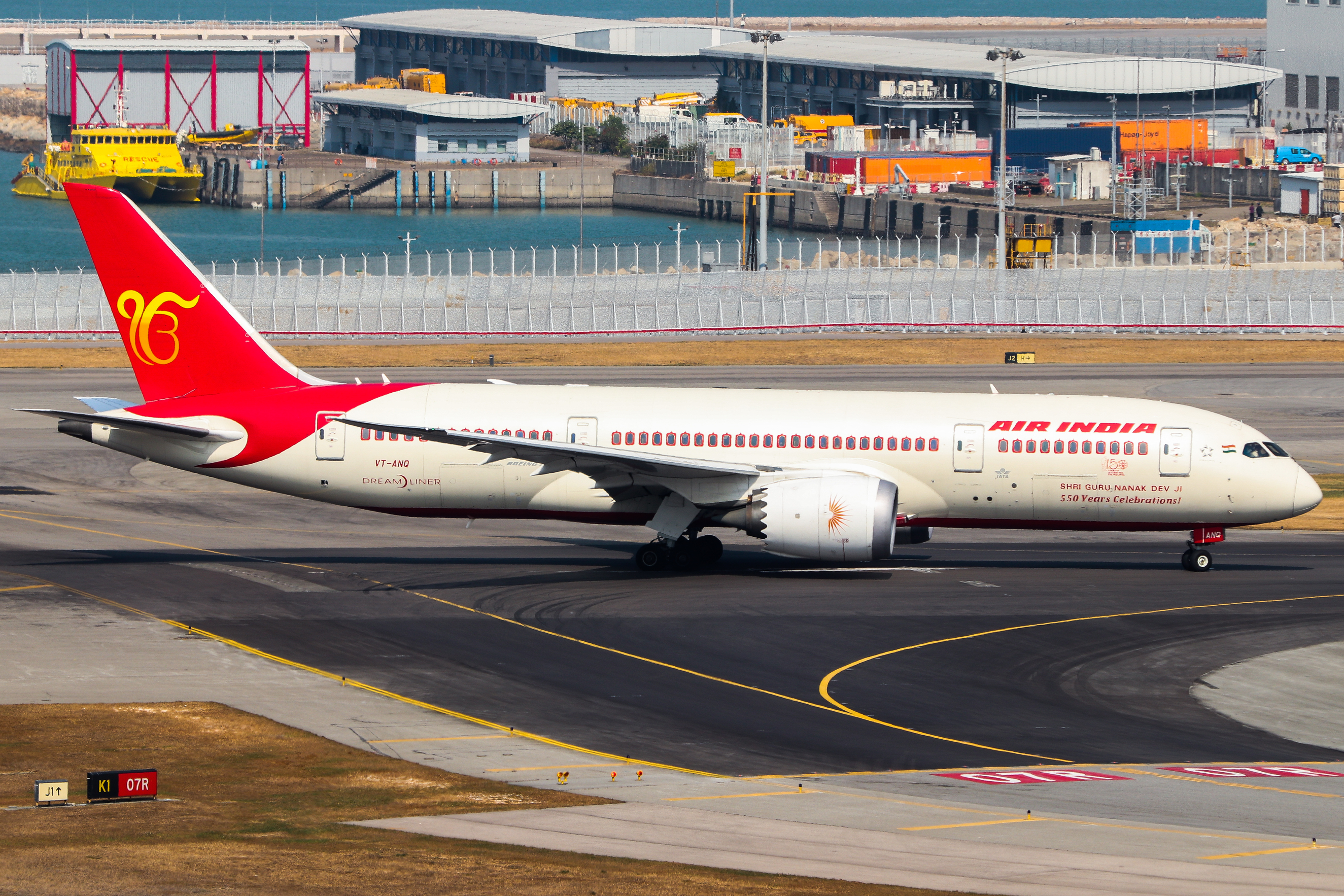 Full size: Air India  Boeing 787-8 VT-ANQ at Hong Kong International Airport