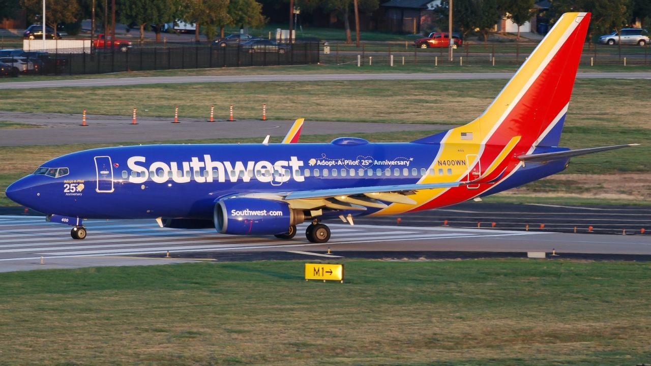 Full size: Southwest Airlines Boeing 737-700 N400WN at Dallas Love Field Airport