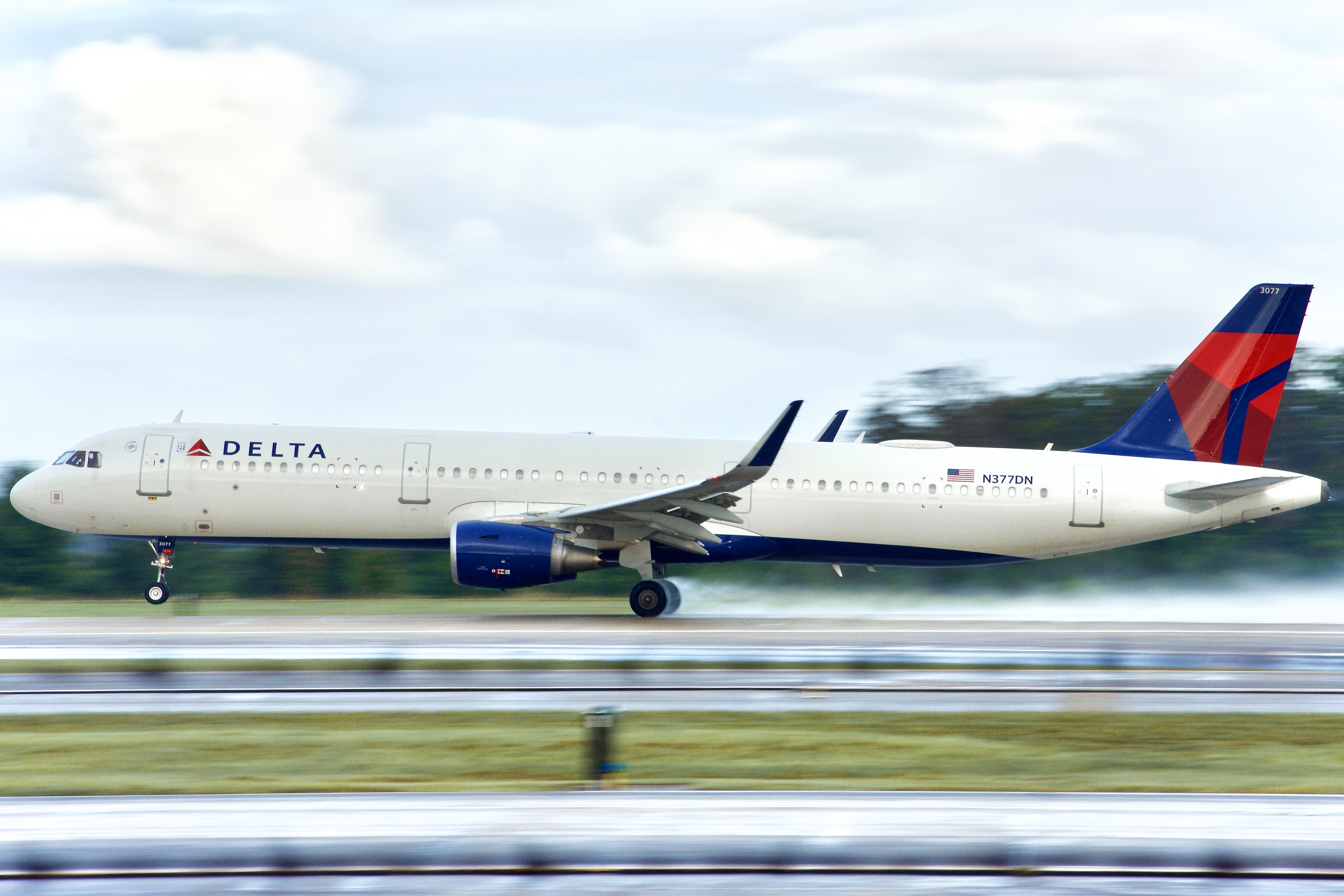 Full size: Delta Airlines Airbus A321-200 N377DN at Orlando International Airport