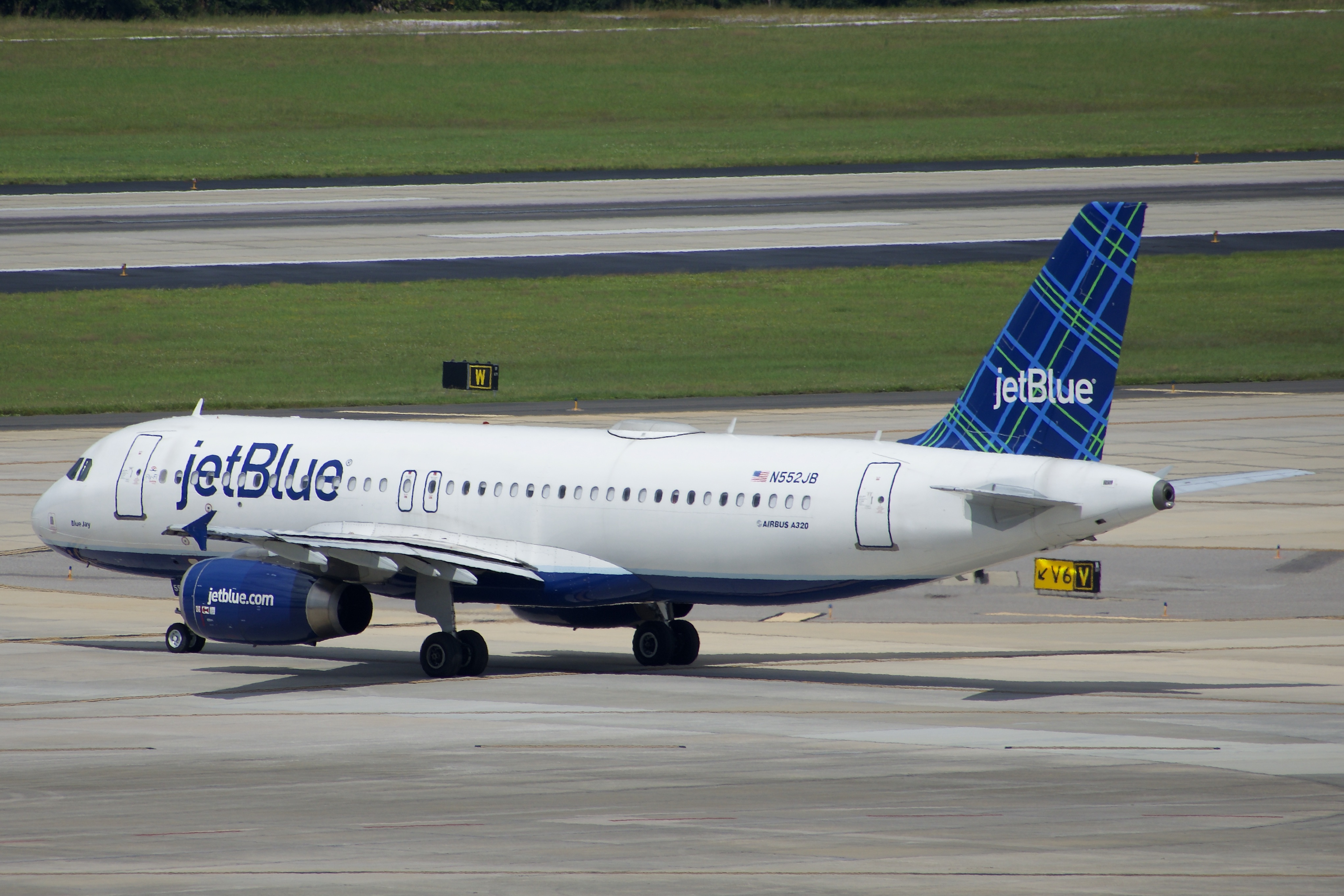 Full size: JetBlue Airways Airbus A320 N552JB at Tampa International Airport