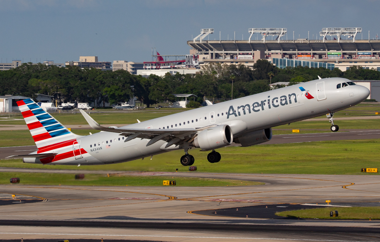 Full size: American Airlines Airbus A321NEO N434AN at Tampa International Airport