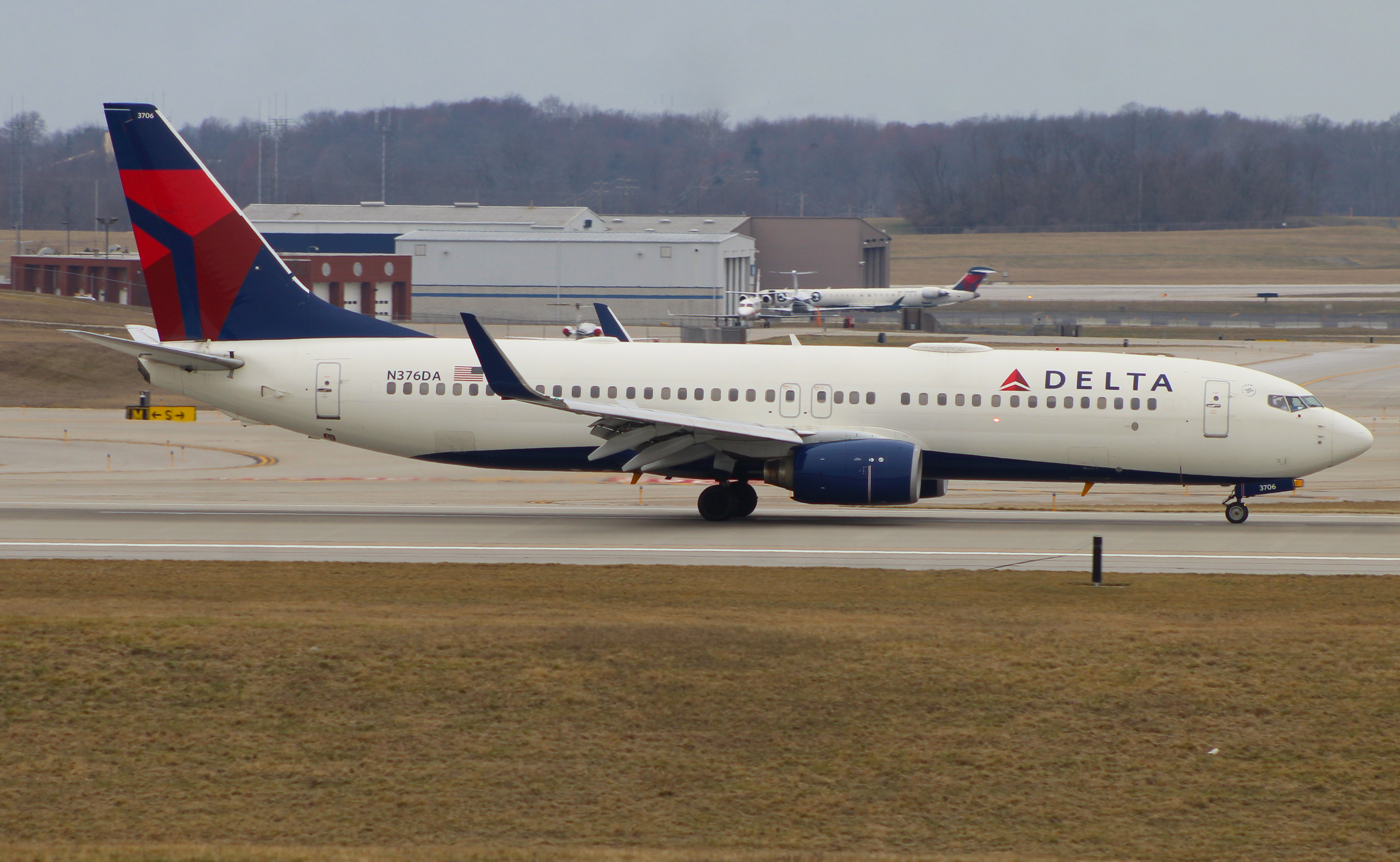 Full size: Delta Airlines Boeing 737-800 N376DA at Cincinnati/Northern Kentucky International Airport