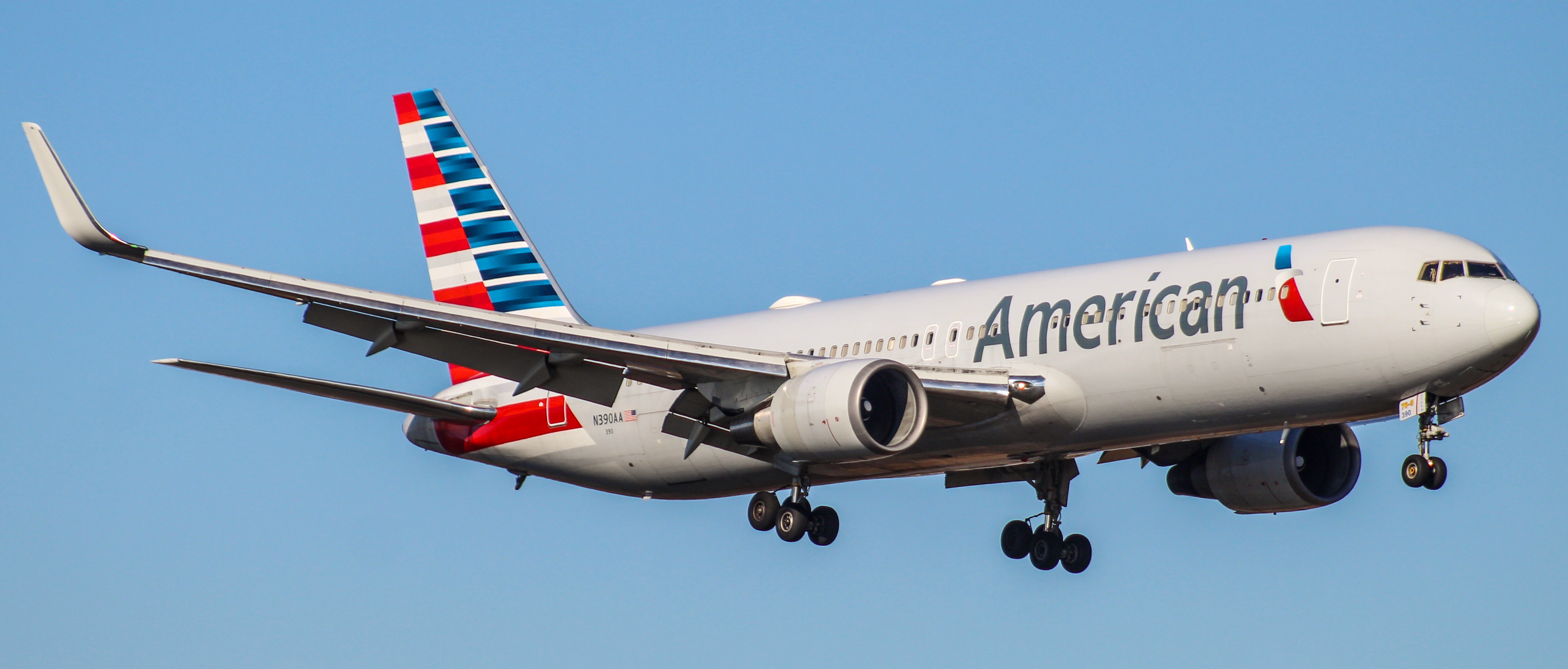 Full size: American Airlines Boeing 767-300 N390AA at Philadelphia International Airport