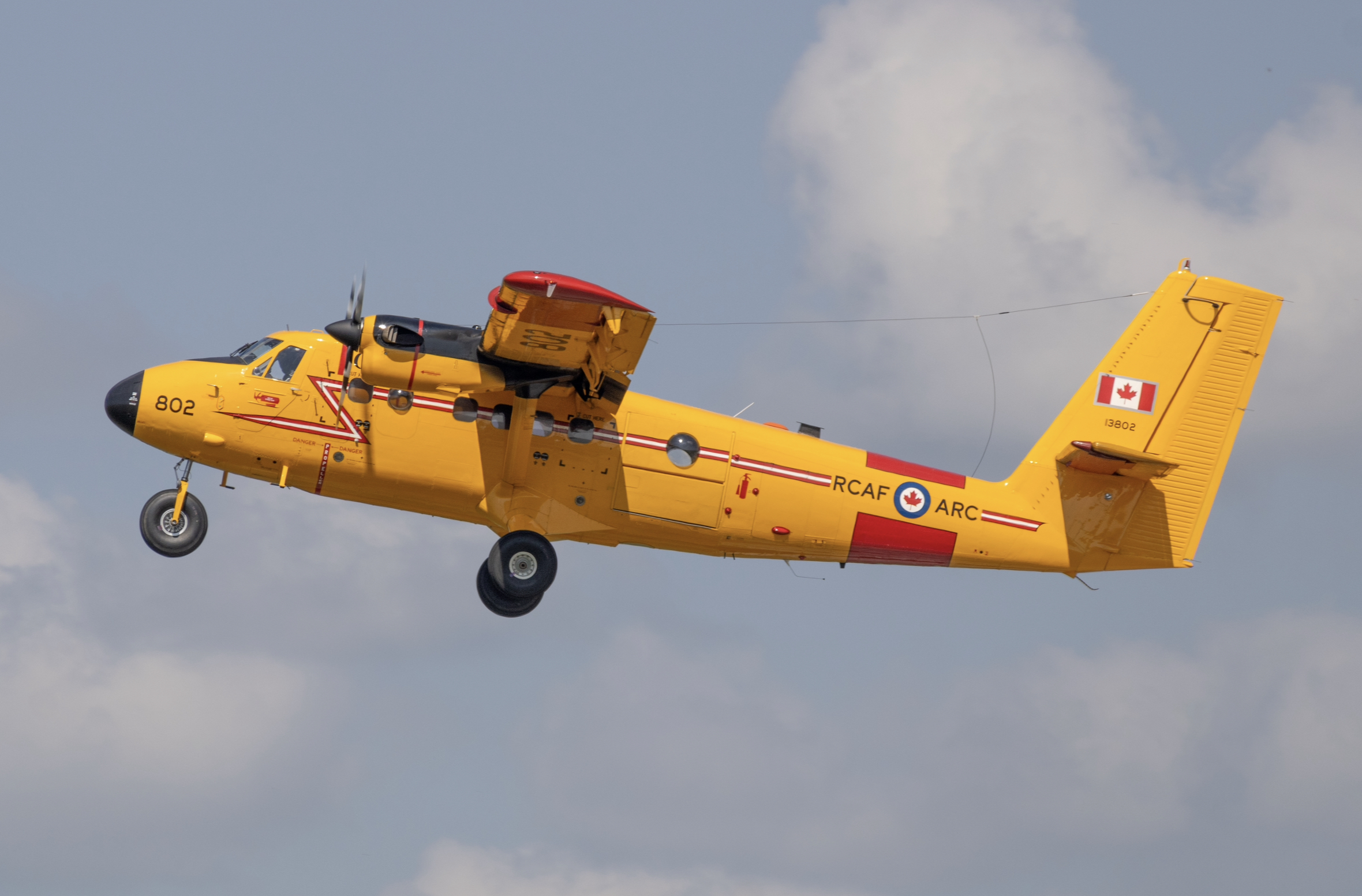 Full size: Royal Canadian Air Force De Havilland DHC-6 13802 at 