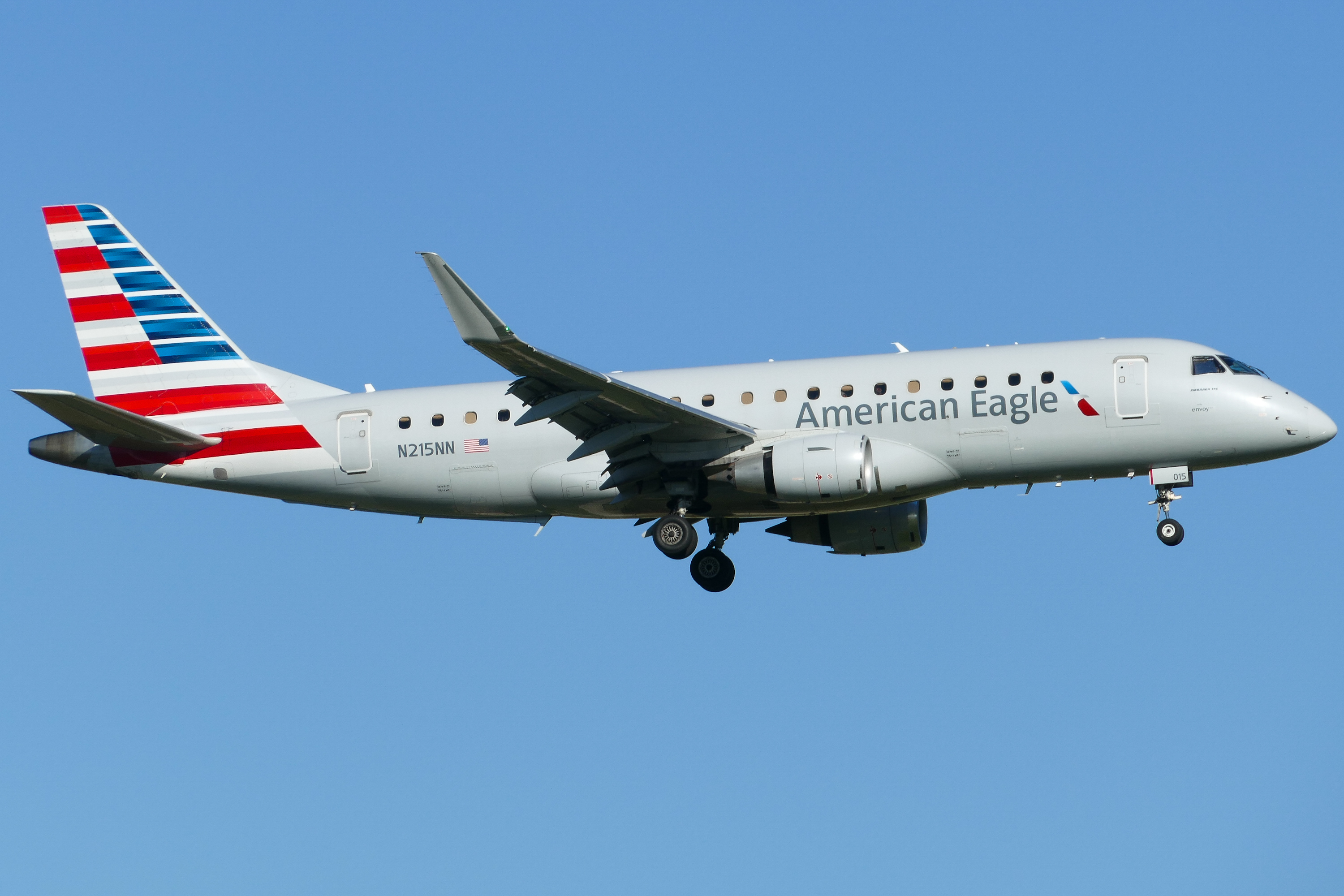 Full size: American Eagle Embraer E175 N215NN at Austin-Bergstrom International Airport