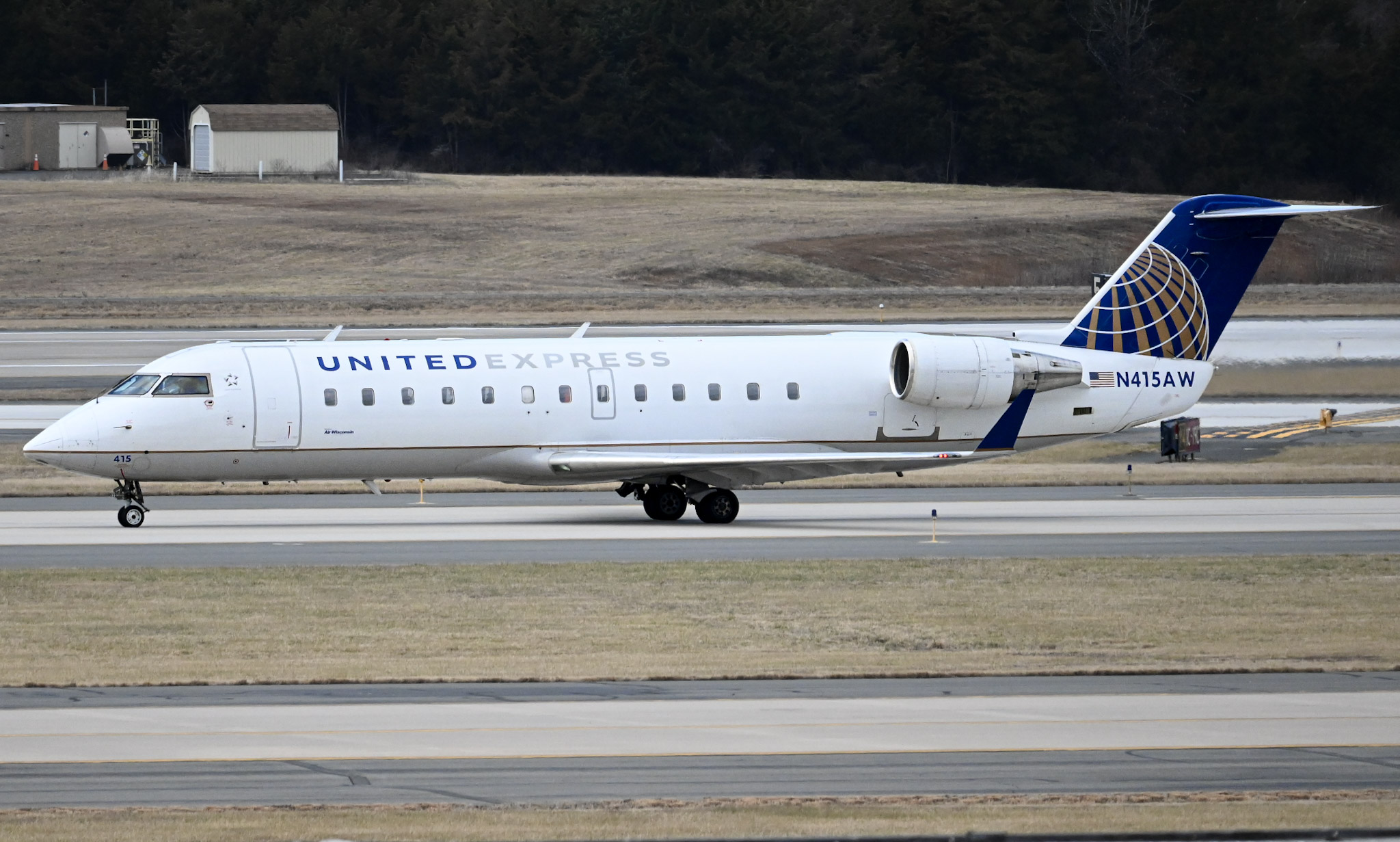 Full size: United Express Mitsubishi CRJ-200 N415AW at Washington Dulles International Airport