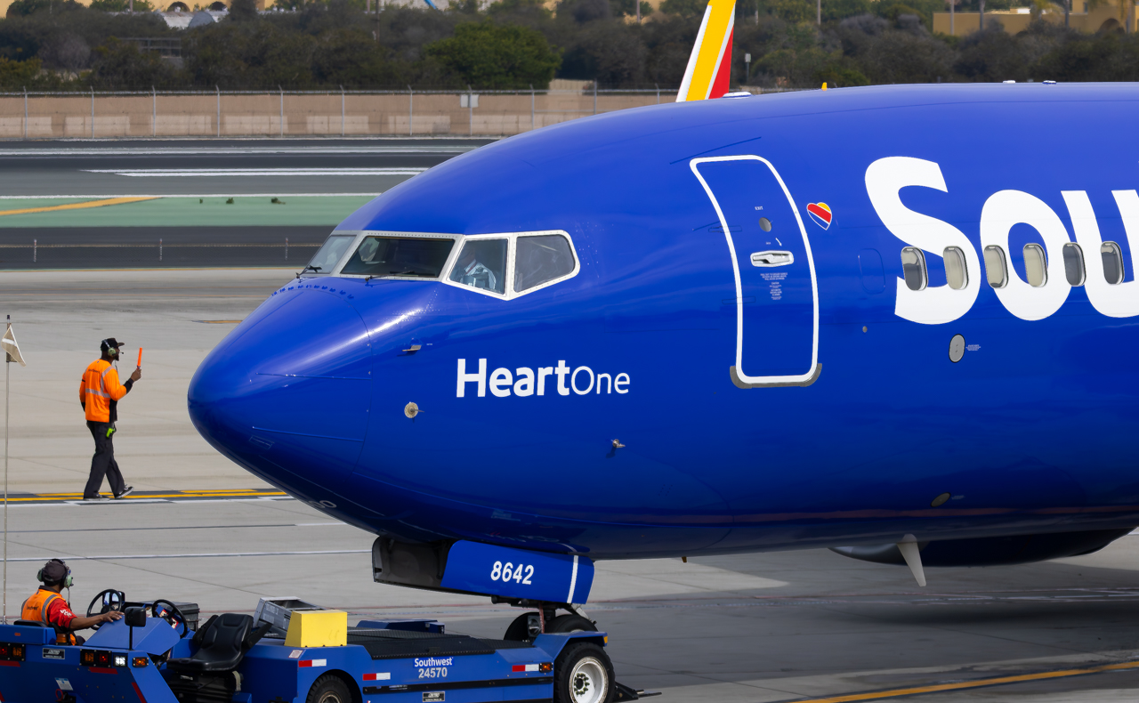 Full size: Southwest Airlines Boeing 737-800 N8642E at San Diego International Airport