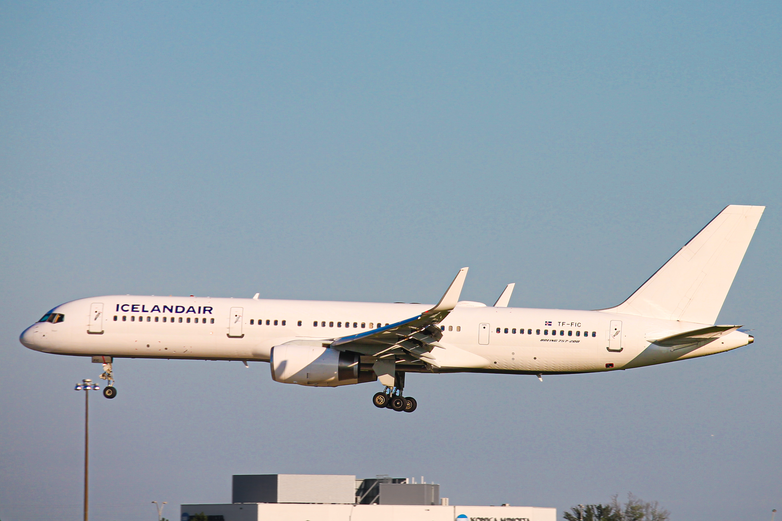 Full size: Icelandair Boeing 757-200 TF-FIC at Lester B Pearson International Airport