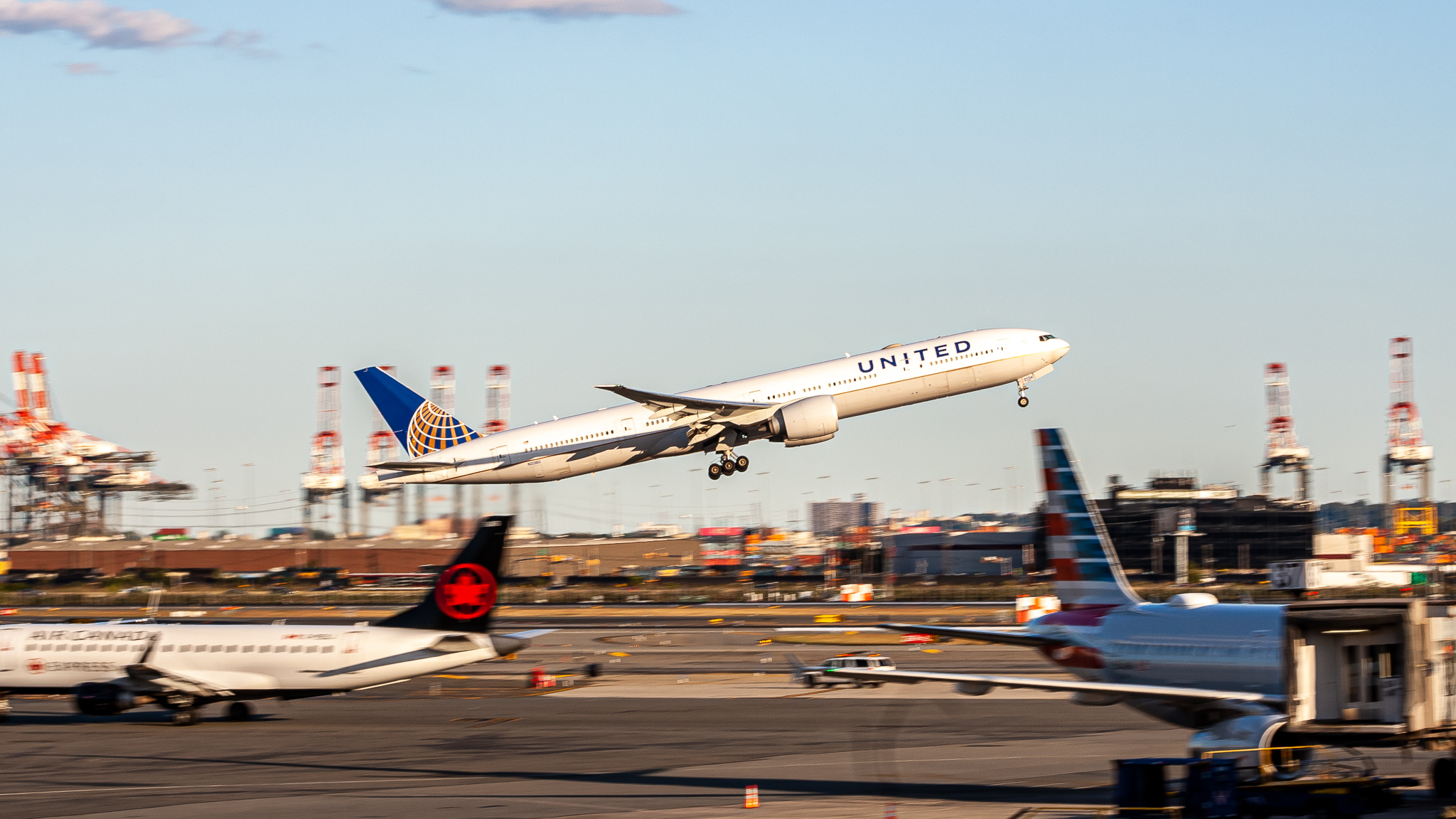 Full size: United Airlines Boeing 777-300ER N2136U at Newark Liberty International Airport