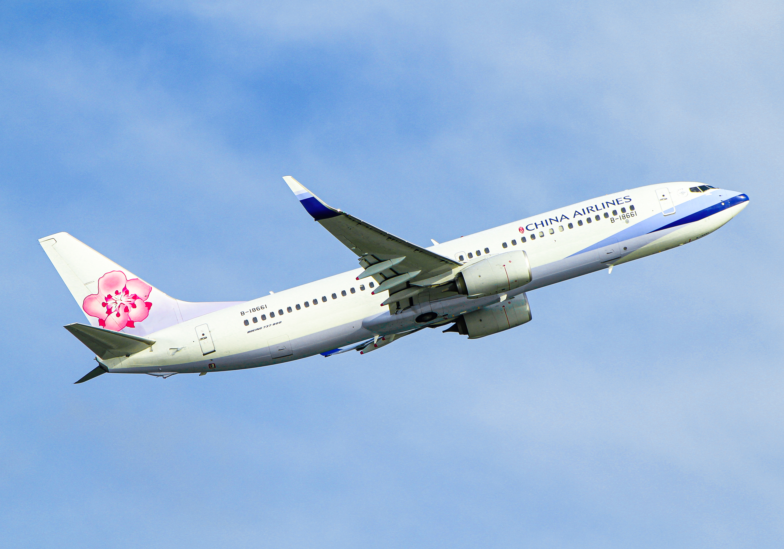 Full size: China Airlines Boeing 737-800 B-18661 at Hong Kong International Airport