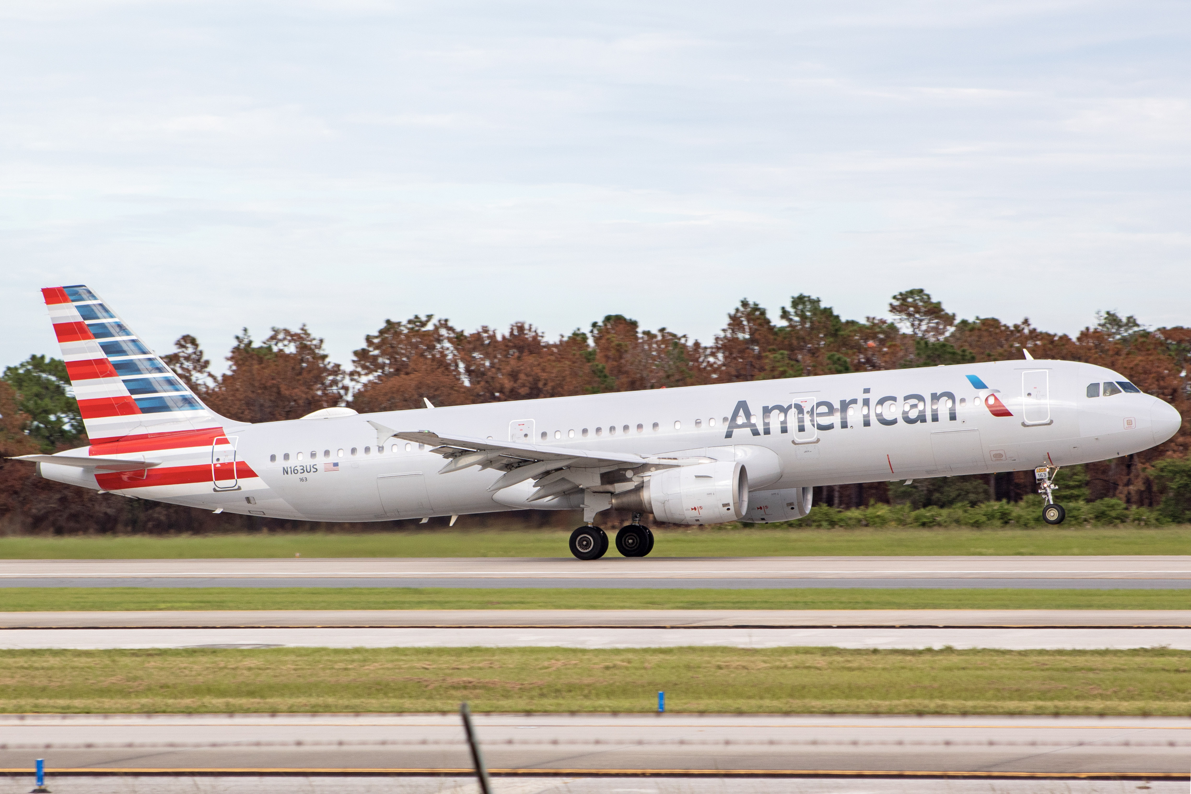 Full size: American Airlines Airbus A321-200 N163US at Orlando International Airport