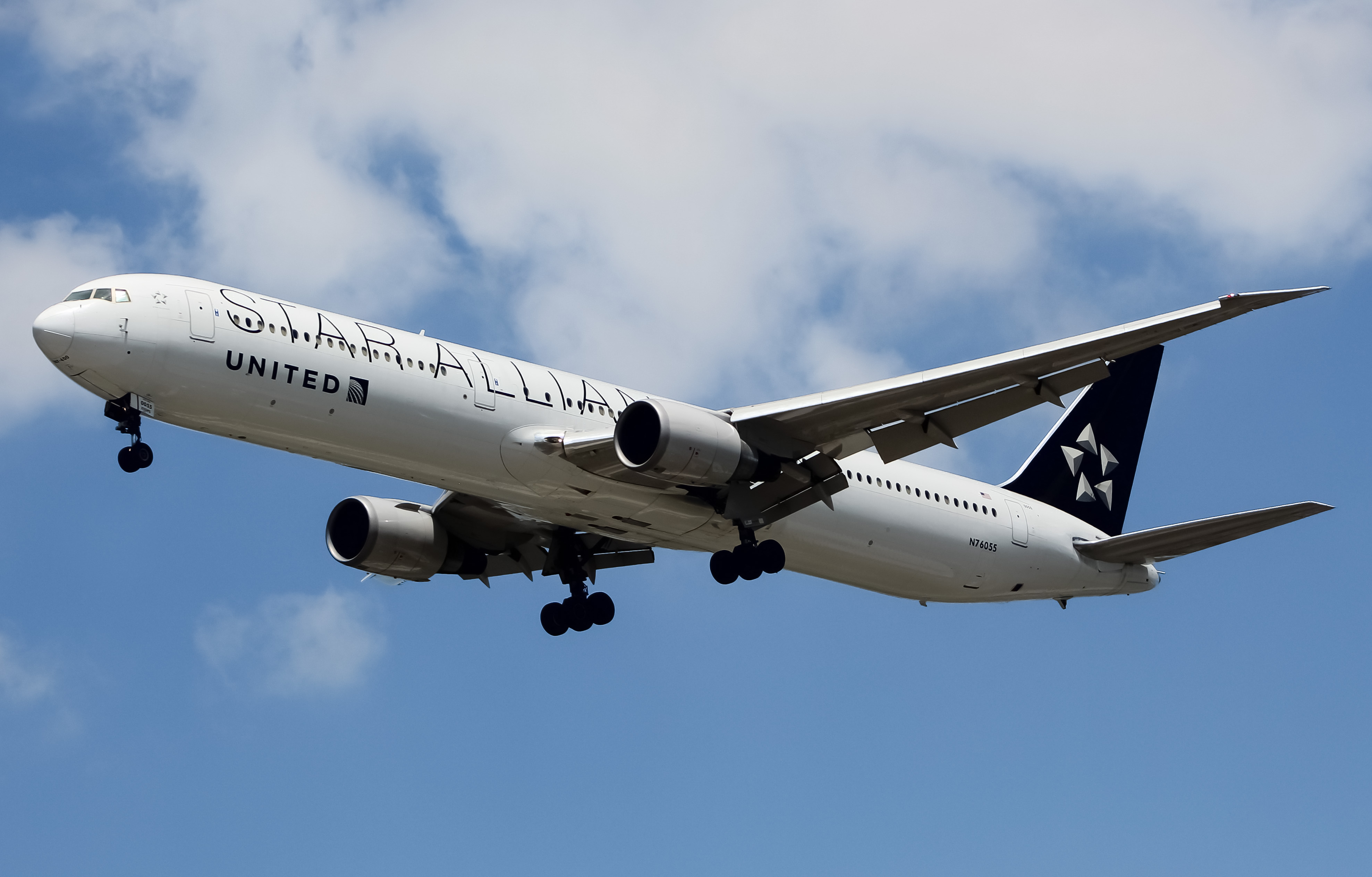 Full size: United Airlines Boeing 767-400ER N76055 at Newark Liberty International Airport