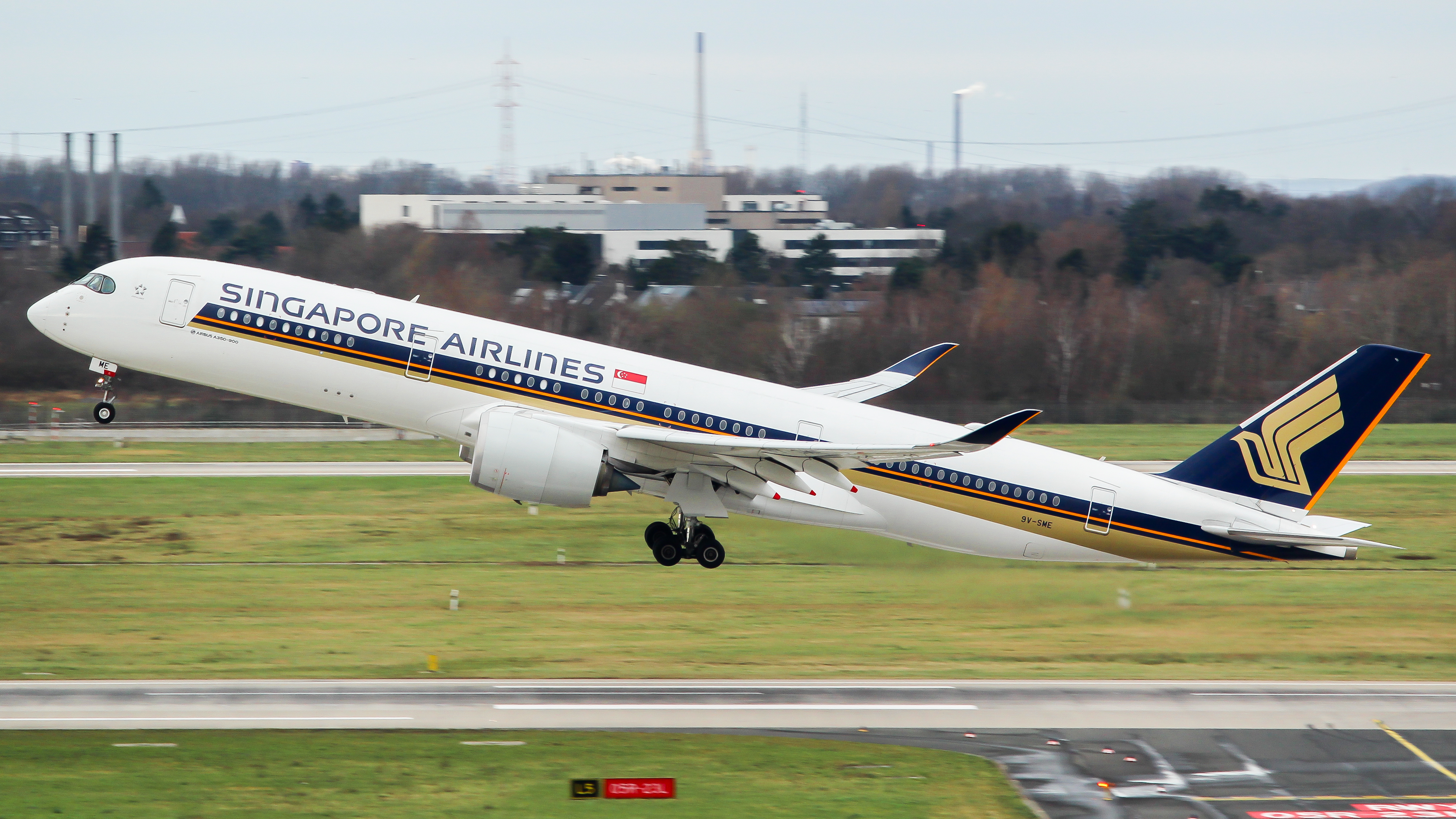 Full size: Singapore Airlines  Airbus A350-900 9V-SME at Dusseldorf International Airport
