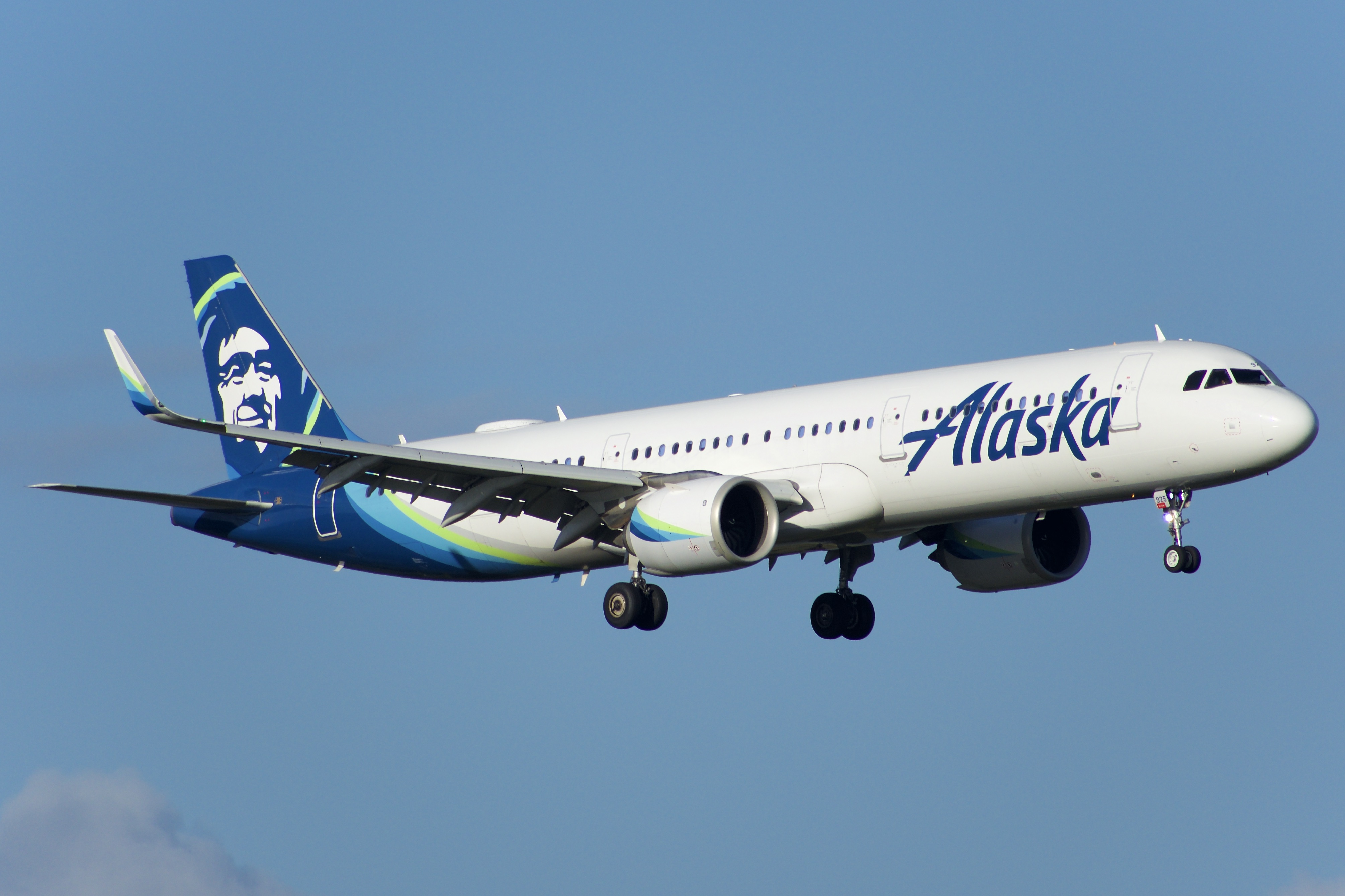 Full size: Alaska Airlines Airbus A321NEO N925VA at Orlando International Airport