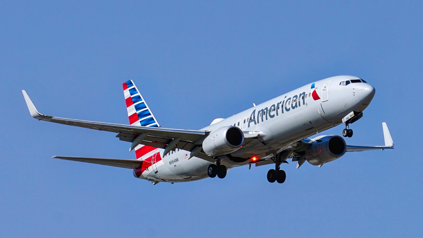 Full size: American Airlines Boeing 737-800 N984NN at Dallas-Fort Worth International Airport
