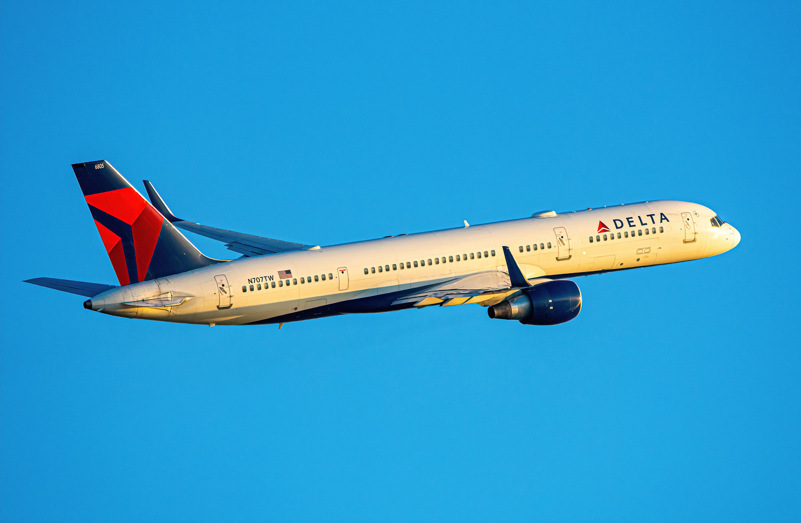 Full size: Delta Airlines Boeing 757-200 N707TW at San Francisco International Airport