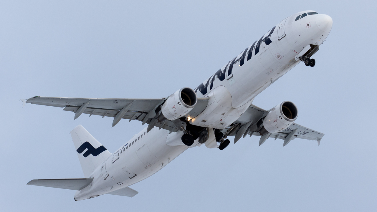 Full size: Finnair Airbus A321-200 OH-LZE at Helsinki Vantaa Airport