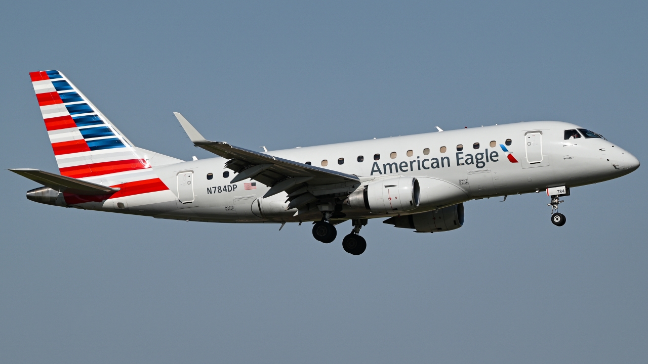 Full size: American Eagle Embraer E170 N784DP at Dallas-Fort Worth International Airport