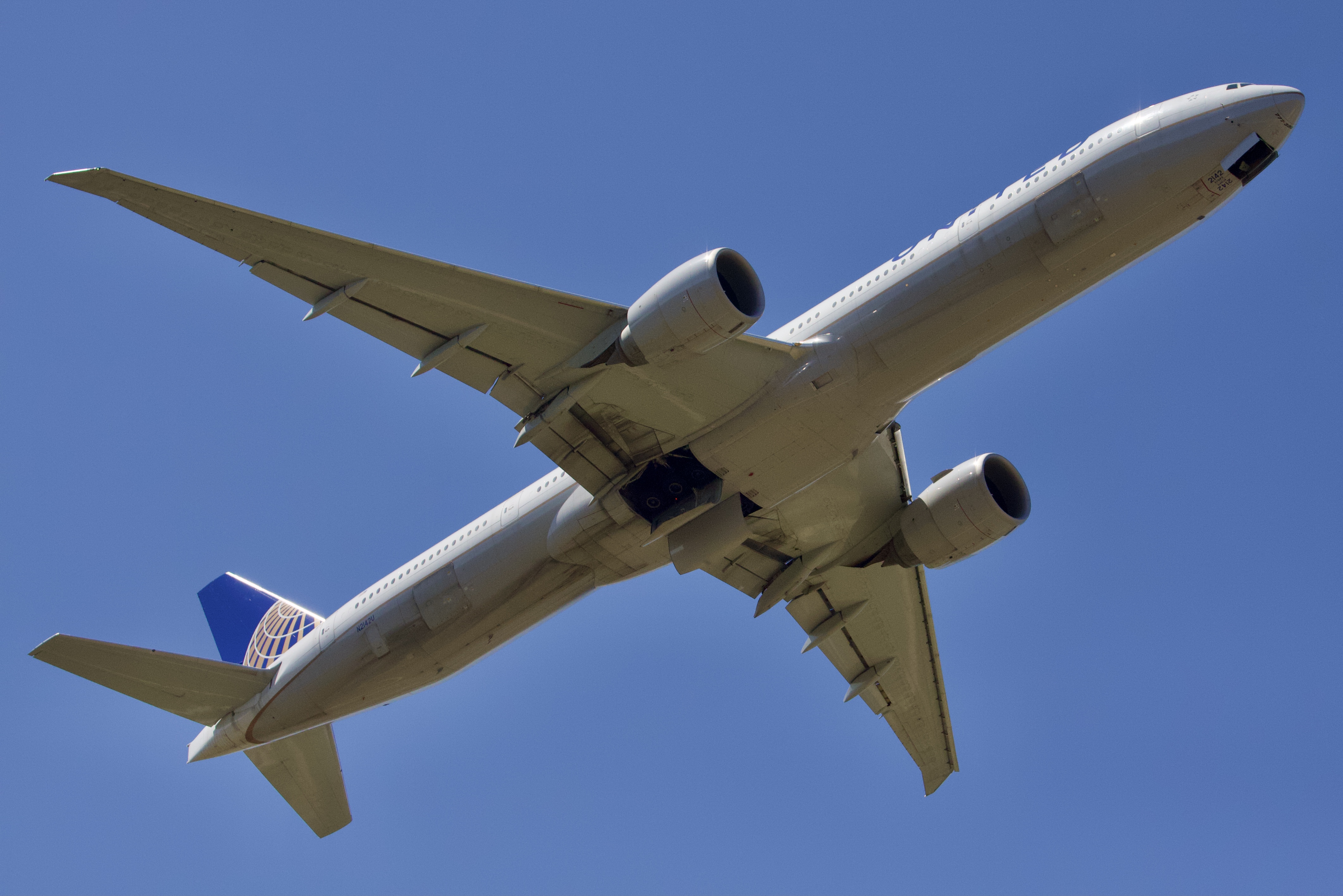 Full size: United Airlines Boeing 777-300ER N2142U at Houston-George Bush Intercontinental Airport