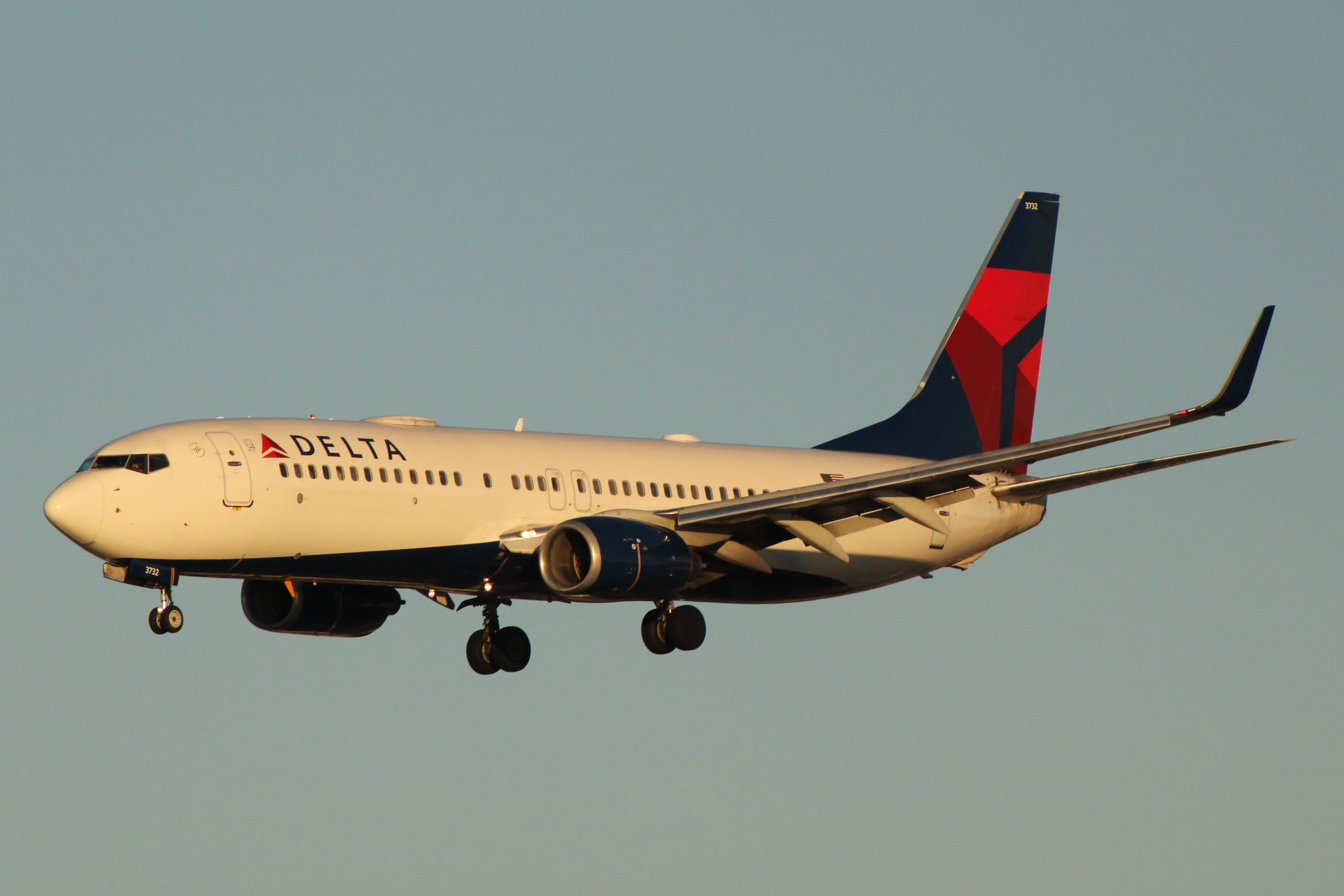 Full size: Delta Airlines Boeing 737-800 N3744F at San Diego International Airport