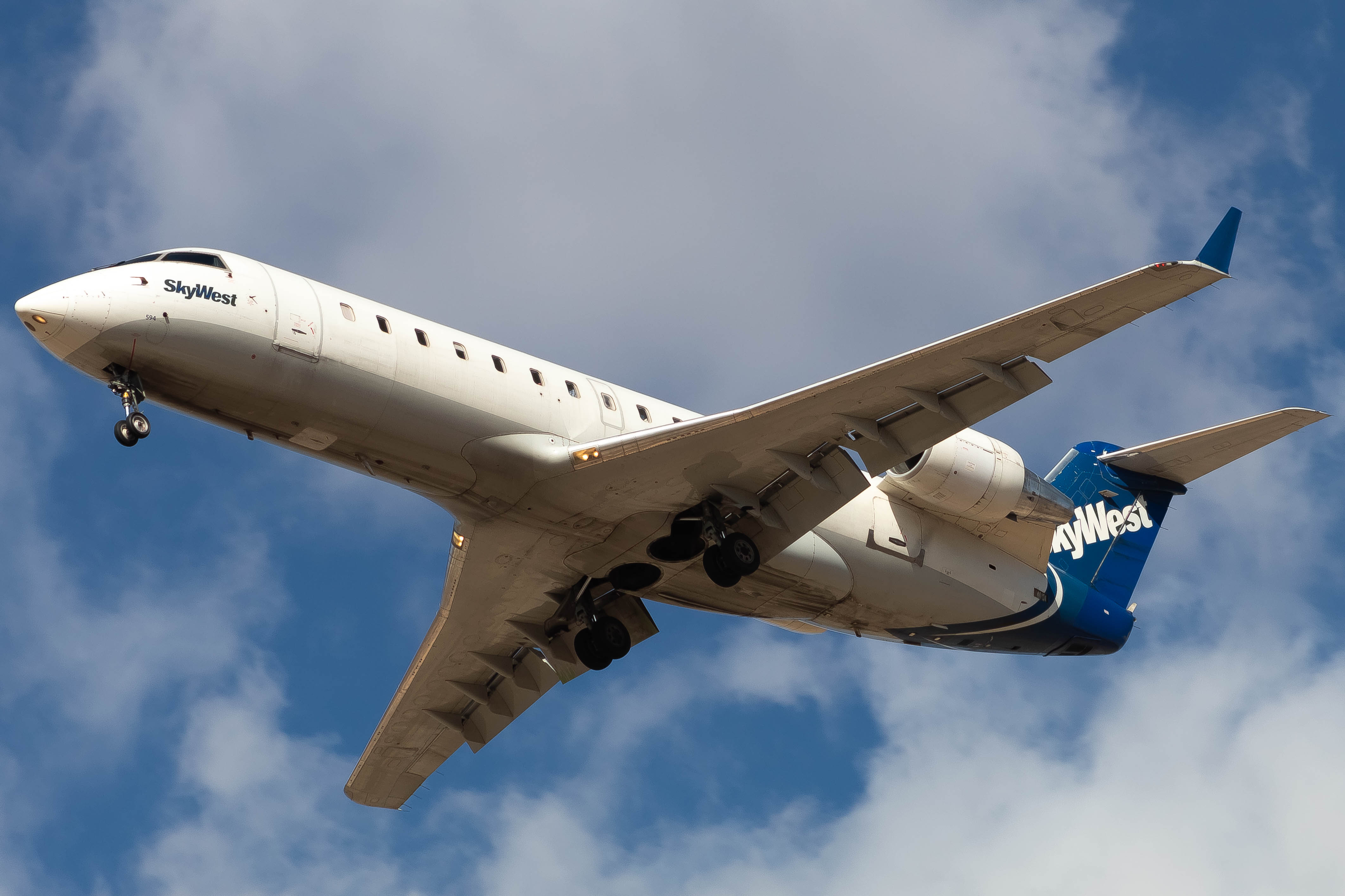 Full size: SkyWest Airlines Mitsubishi CRJ-200 N594SW at Boise Air Terminal/Gowen Field