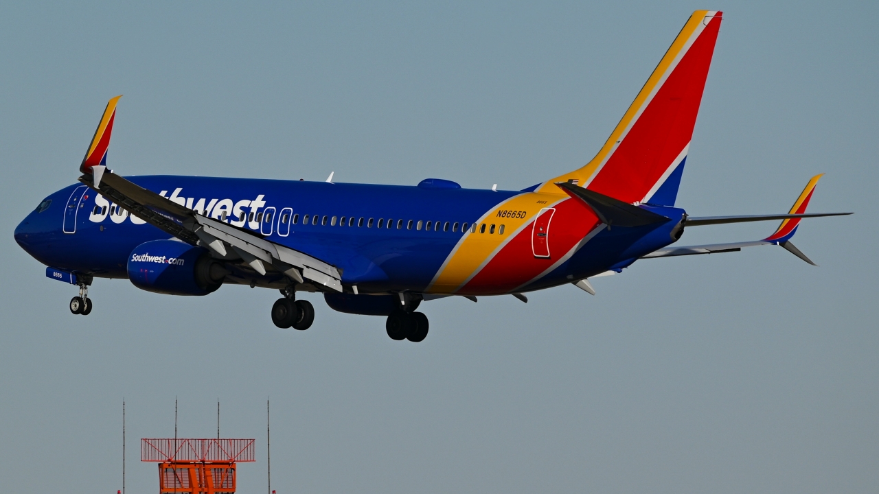 Full size: Southwest Airlines Boeing 737-800 N8665D at Ronald Reagan National Airport