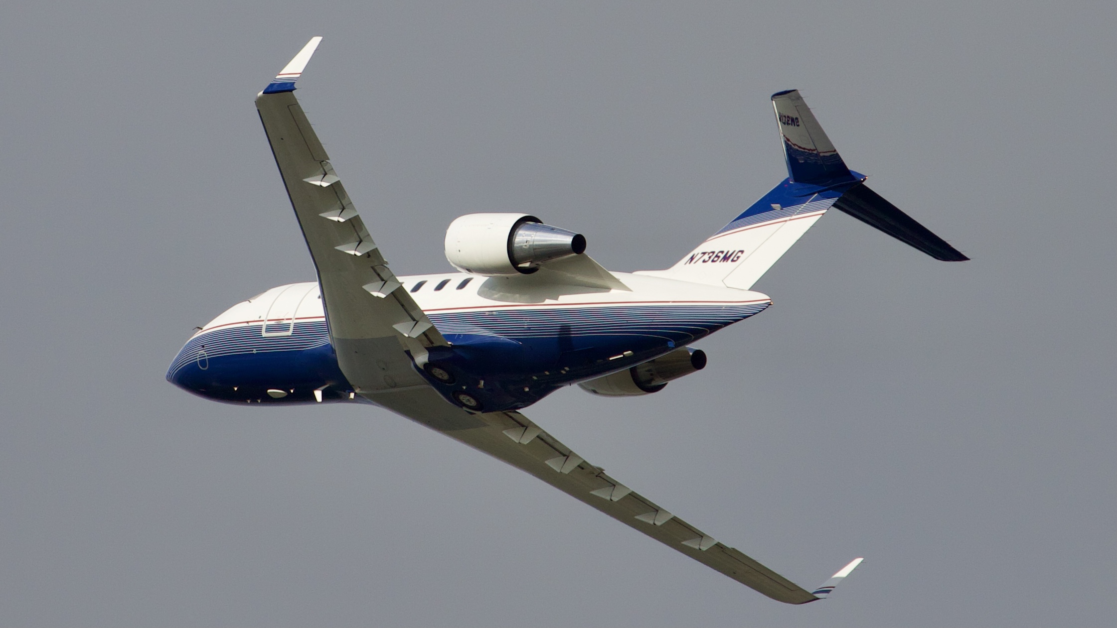 Full size: Executive Jet Management Bombardier Challenger 605 N736MG at Houston-George Bush Intercontinental Airport