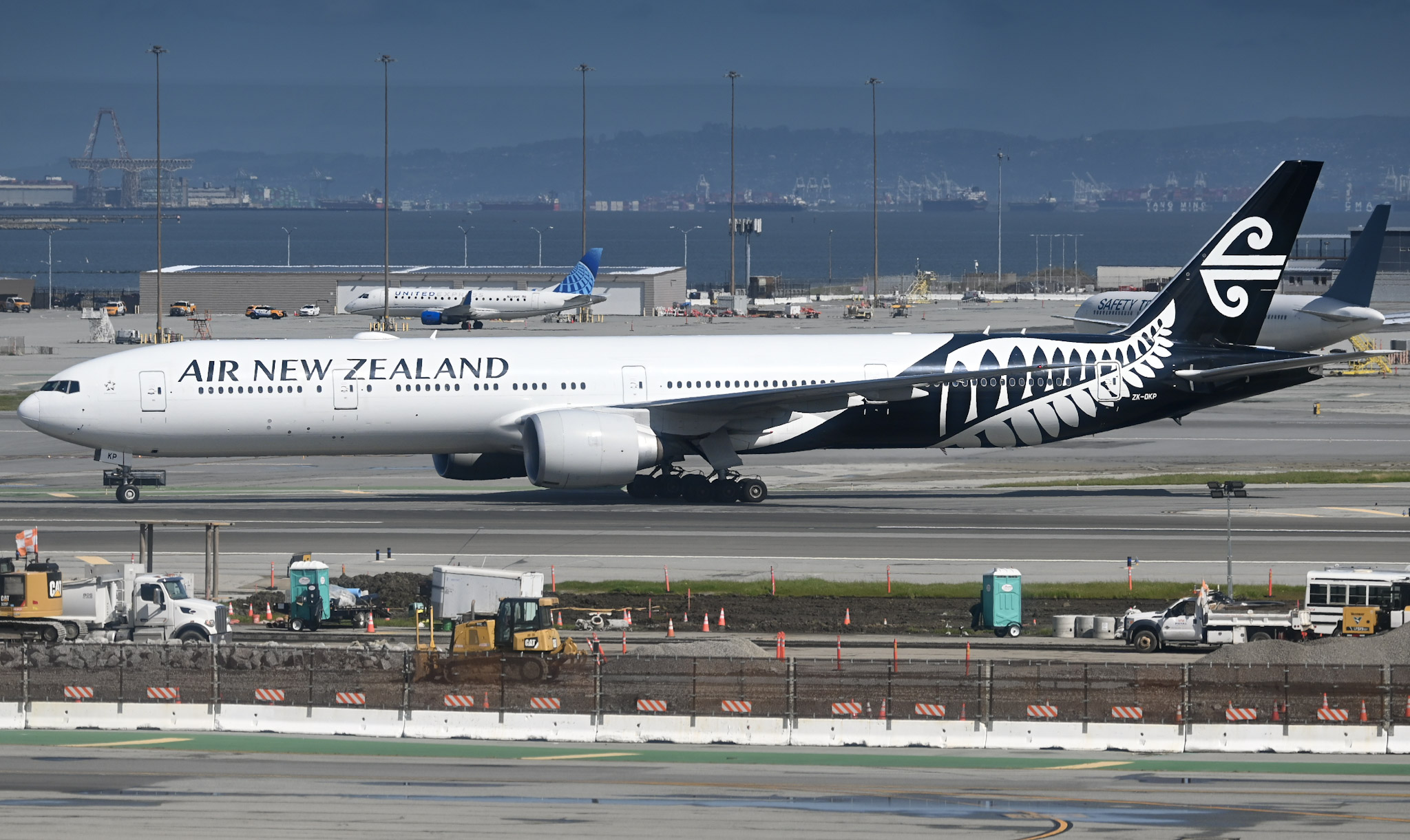 Full size: Air New Zealand Boeing 777-300ER ZK-OKP at San Francisco International Airport