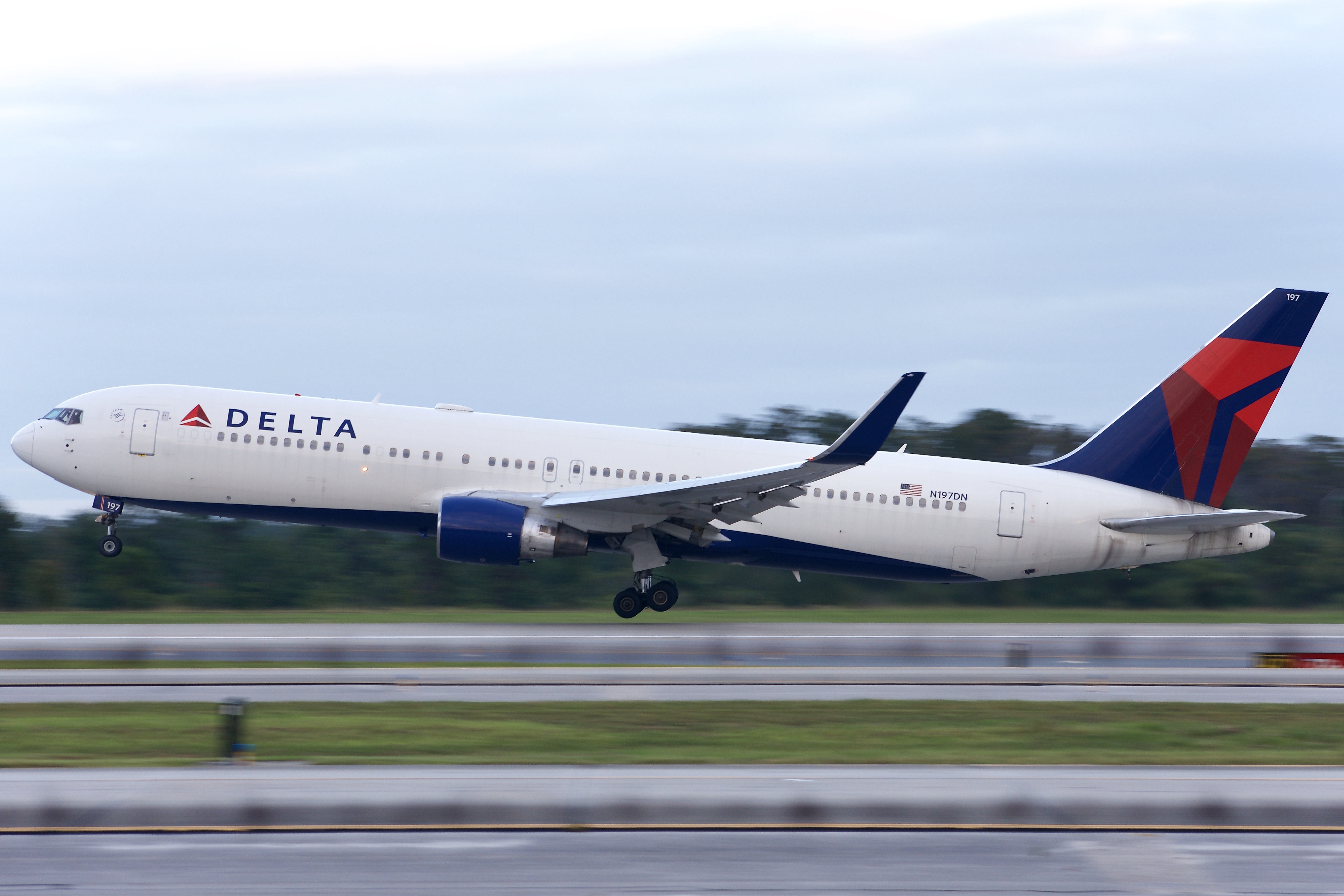 Full size: Delta Airlines Boeing 767-300ER N197DN at Orlando International Airport