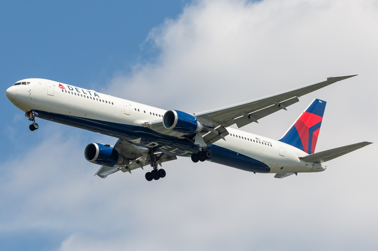 Full size: Delta Airlines Boeing 767-400ER N830MH at John F. Kennedy International Airport