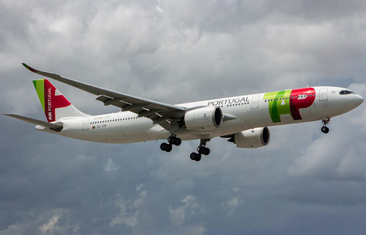 Full size: TAP Air Portugal Airbus A330-900 CS-TUN at Miami International Airport