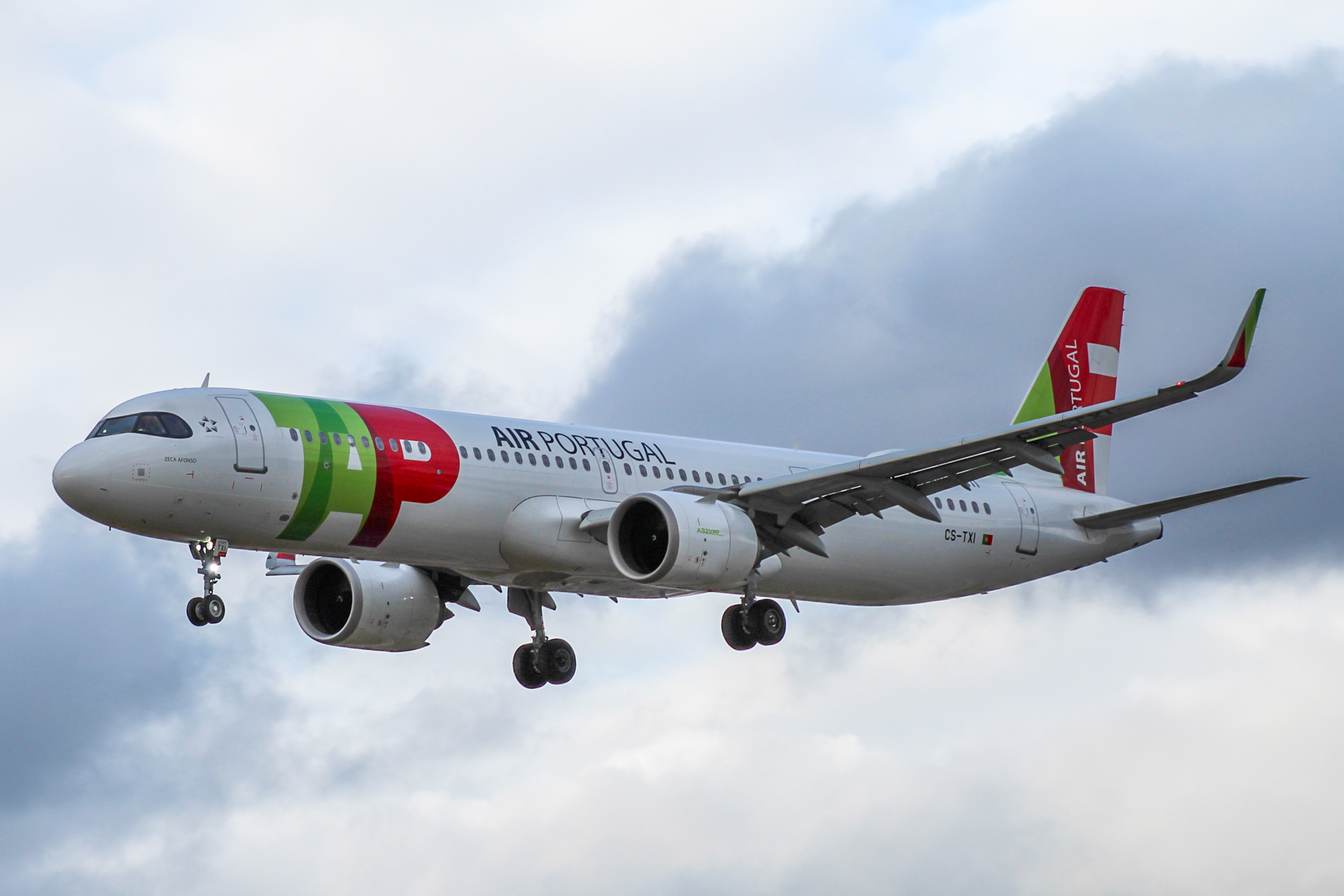 Full size: TAP Air Portugal Airbus A321NEO CS-TXI at Lester B Pearson International Airport