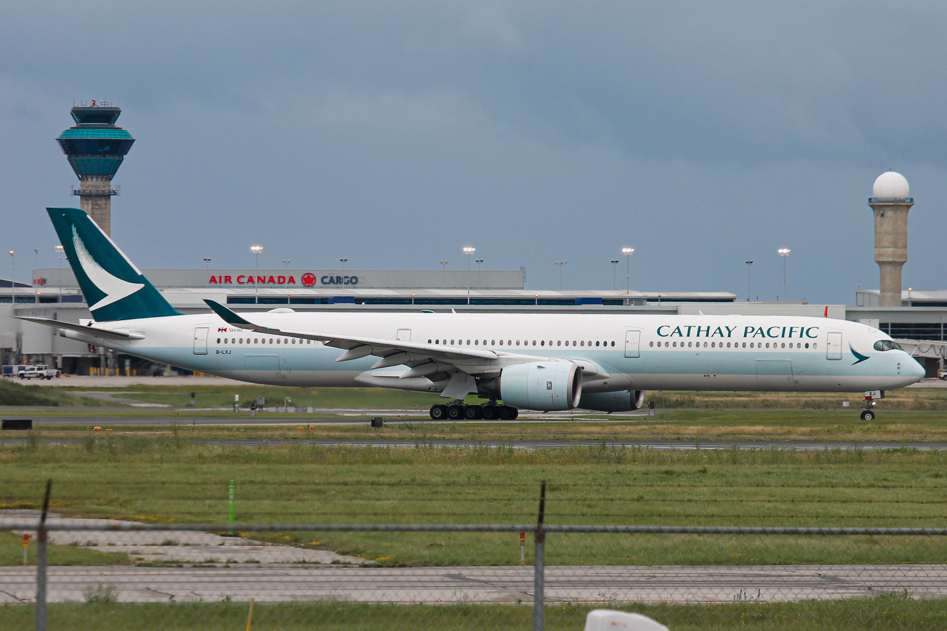 Full size: Cathay Pacific Airbus A350-1000 B-LXJ at Lester B Pearson International Airport
