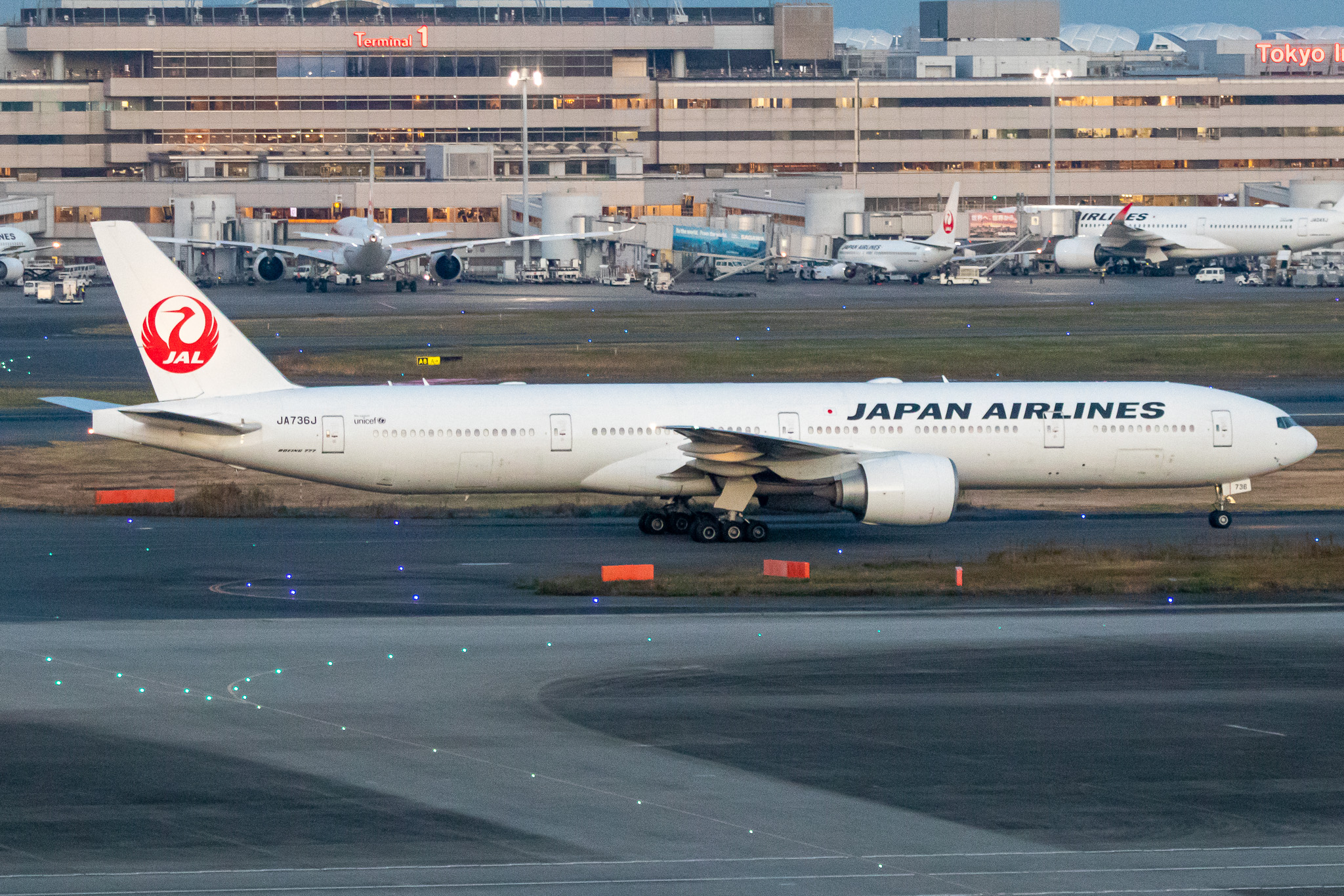 Full size: Japan Airlines Boeing 777-300ER JA736J at Tokyo-Haneda Airport