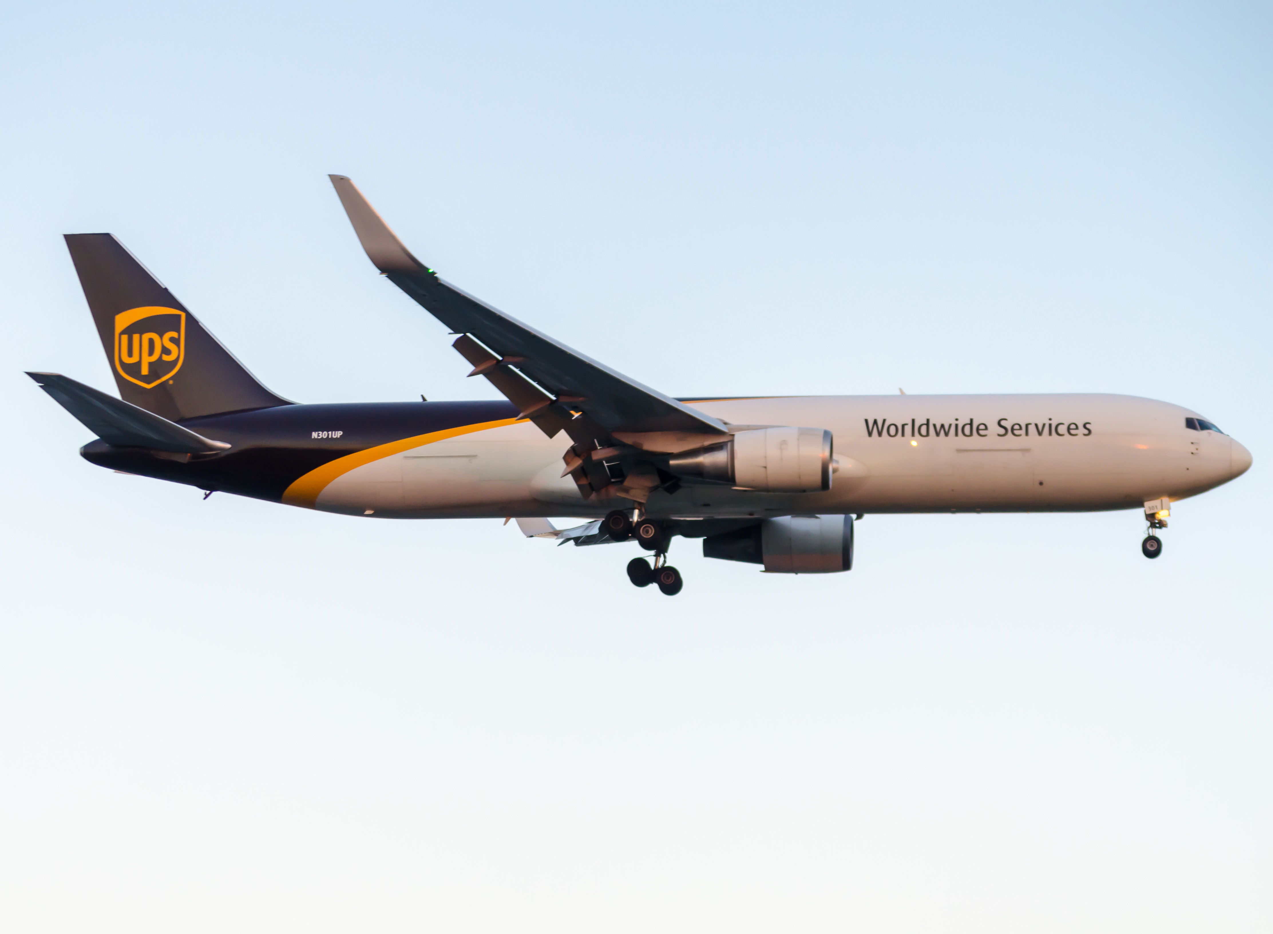 Full size: United Parcel Service Boeing 767-300F N301UP at Newark Liberty International Airport