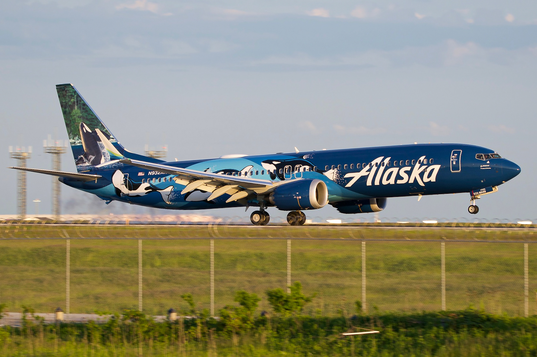 Full size: Alaska Airlines Boeing 737 MAX 9 N932AK at Chicago O'Hare International Airport