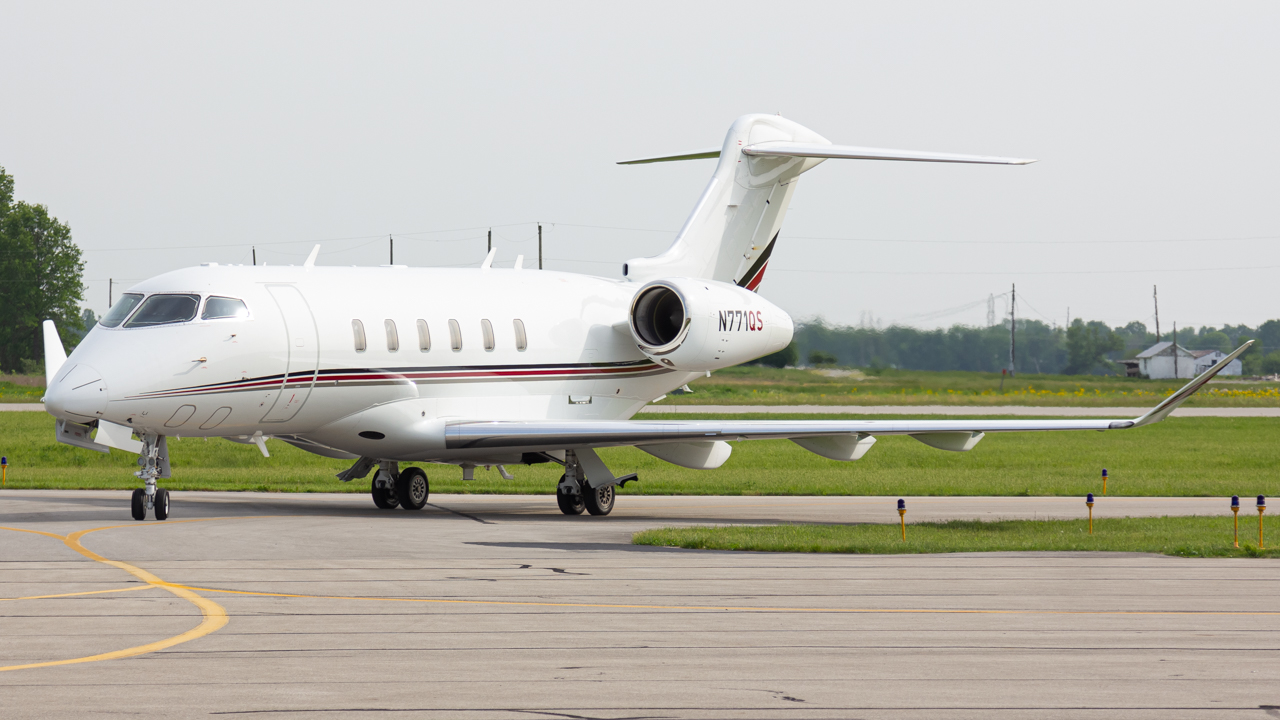 Full size: NetJets Bombardier Challenger 350  N771QS at Delaware Municipal Airport