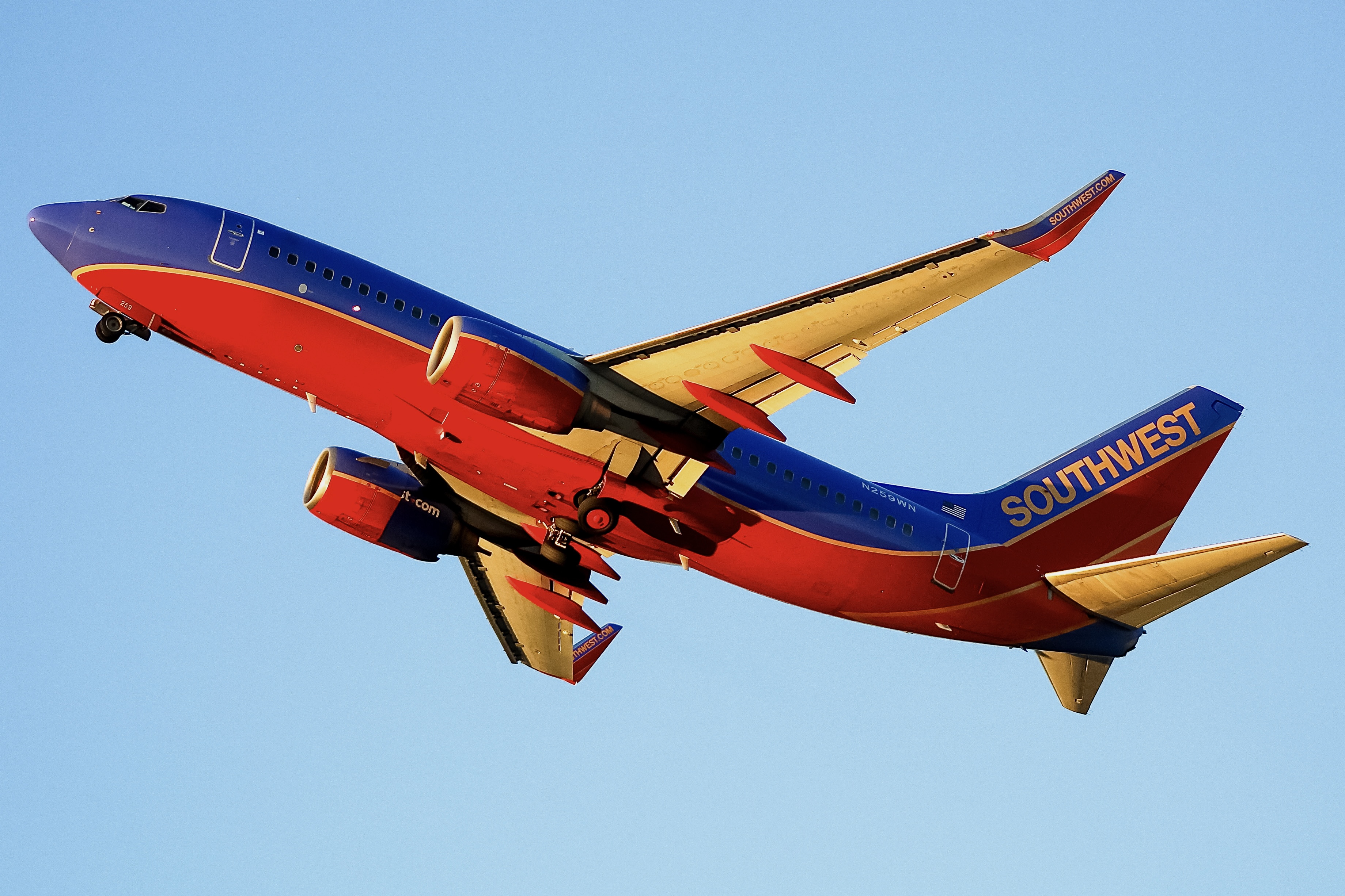 Full size: Southwest Airlines Boeing 737-700 N259WN at General Mitchell International Airport