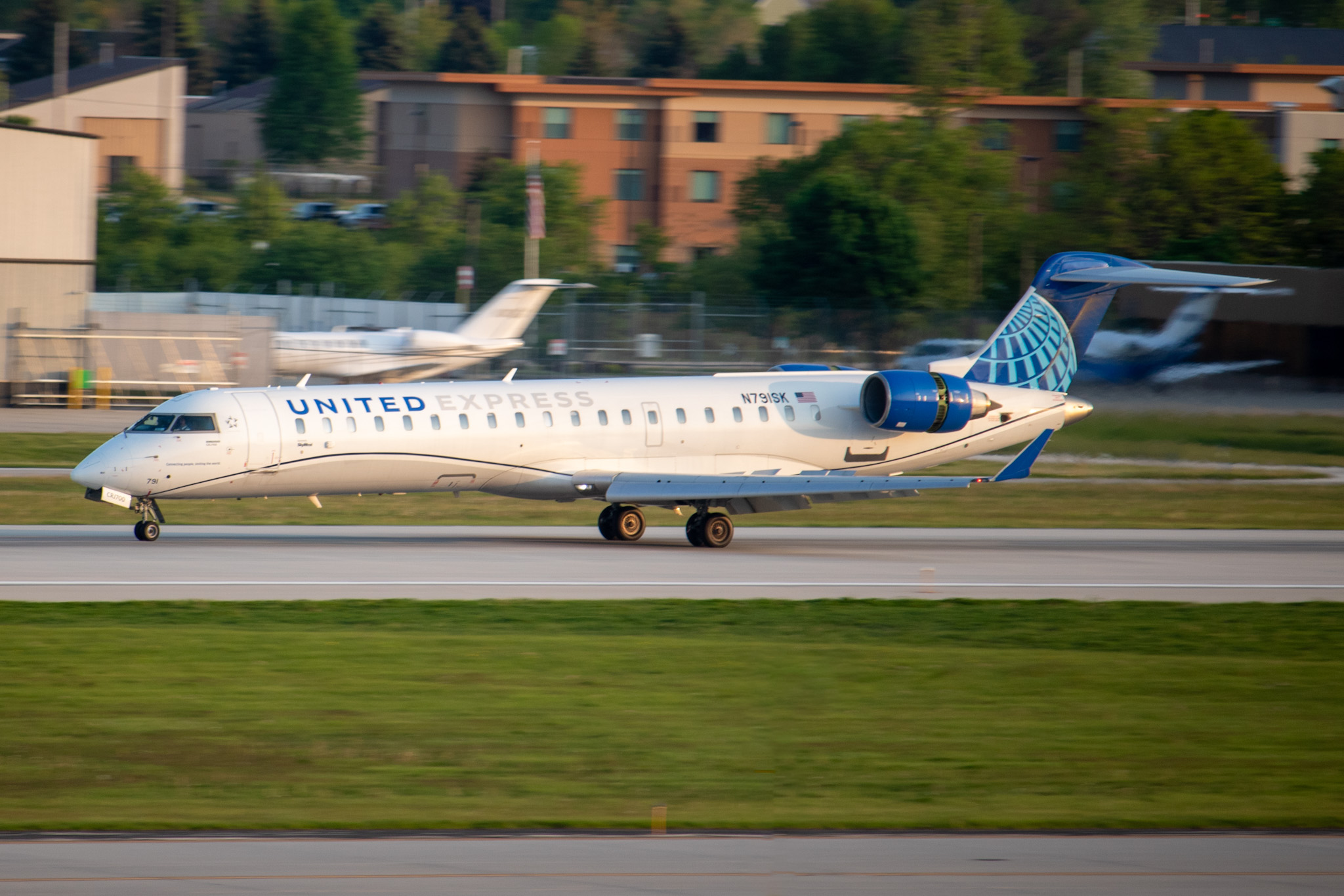 Full size: United Airlines Mitsubishi CRJ-700 N791SK at General Mitchell International Airport