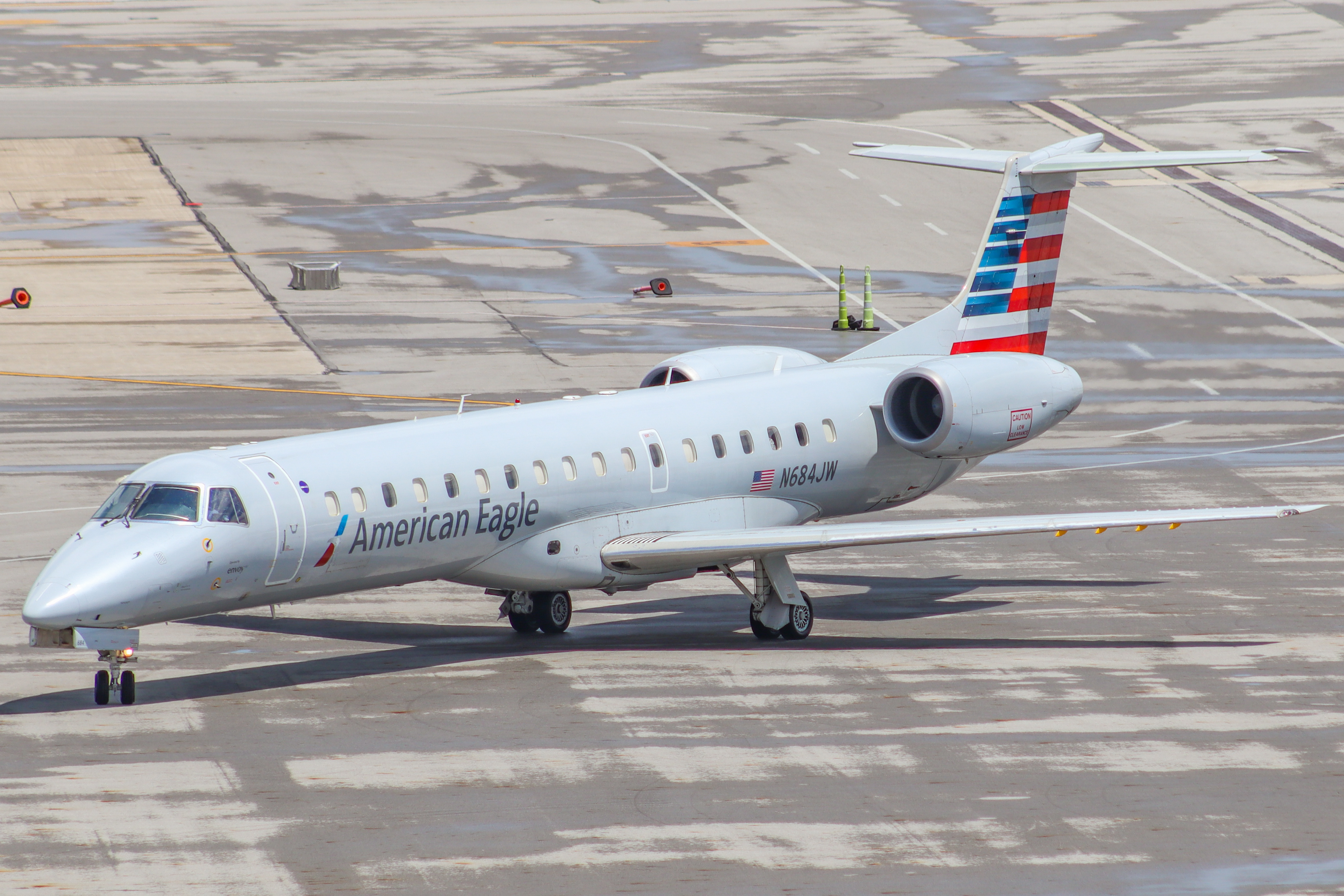 Full size: American Eagle Embraer ERJ145 N684JW at John Glenn Columbus International Airport
