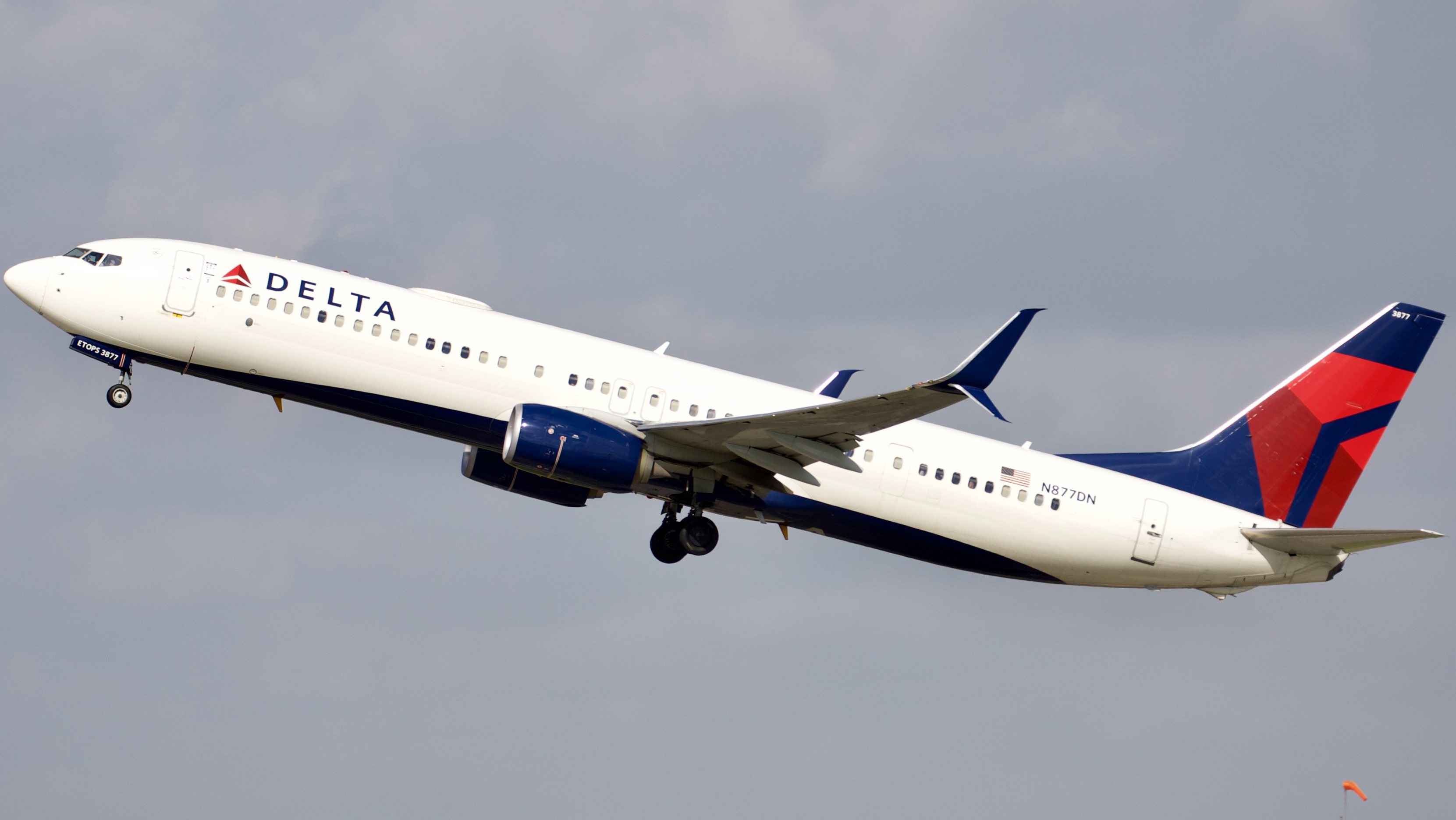 Full size: Delta Airlines Boeing 737-900ER N877DN at Houston-George Bush Intercontinental Airport