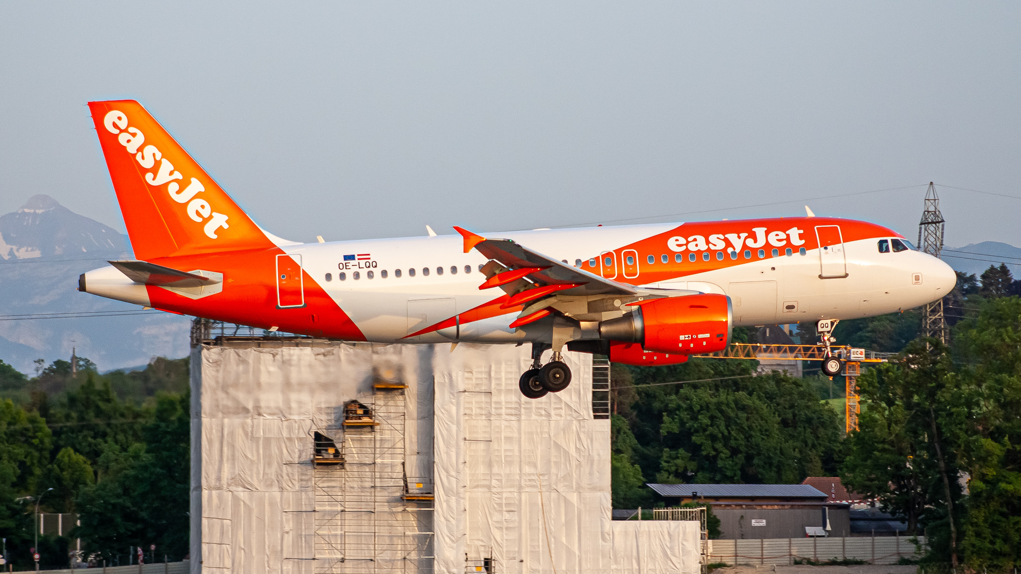 Full size: EasyJet Airbus A320 OE-LQQ at Geneve Aeroport