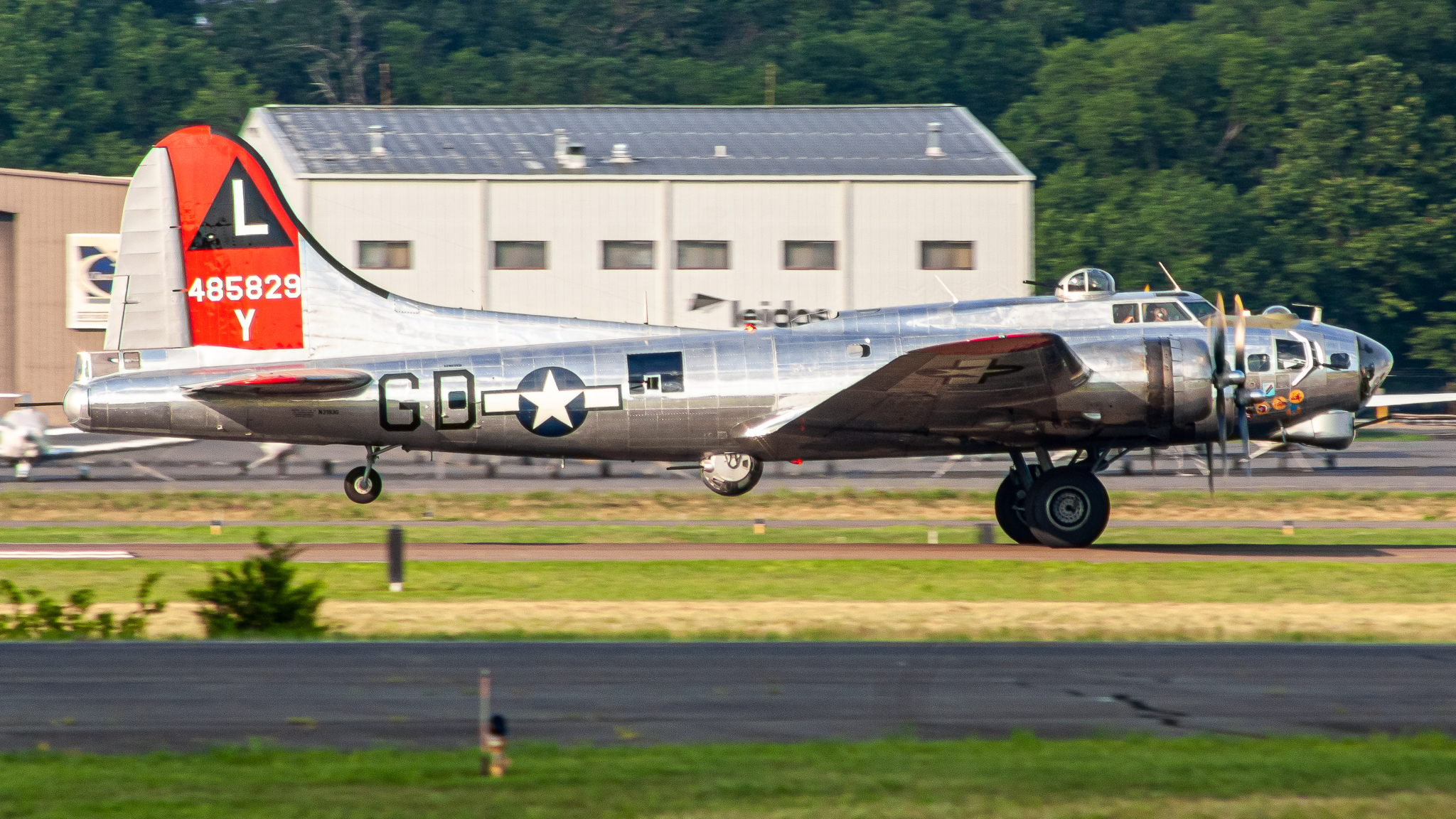 Full size: PRIVATE Boeing B-17 Flying Fortress 44-85829 at Manassas Regional Airport/Harry P. Davis Field