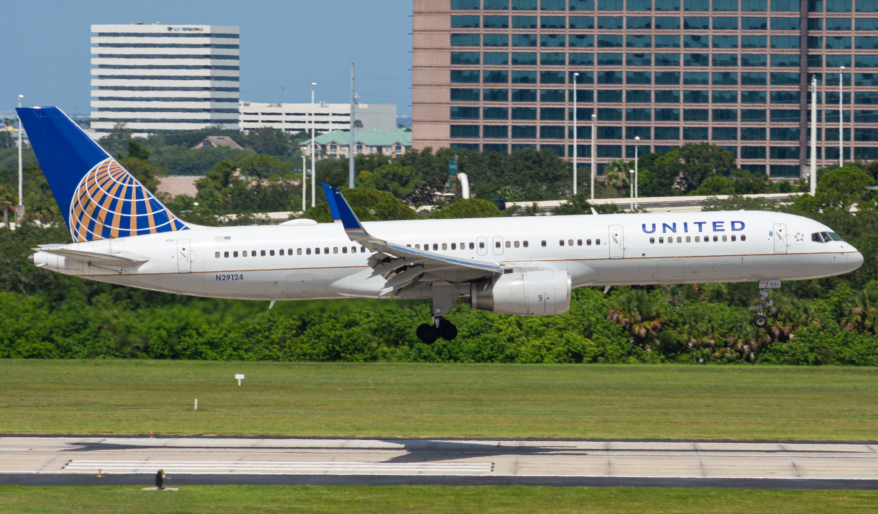 Full size: United Airlines Boeing 757-200 N29124 at Tampa International Airport