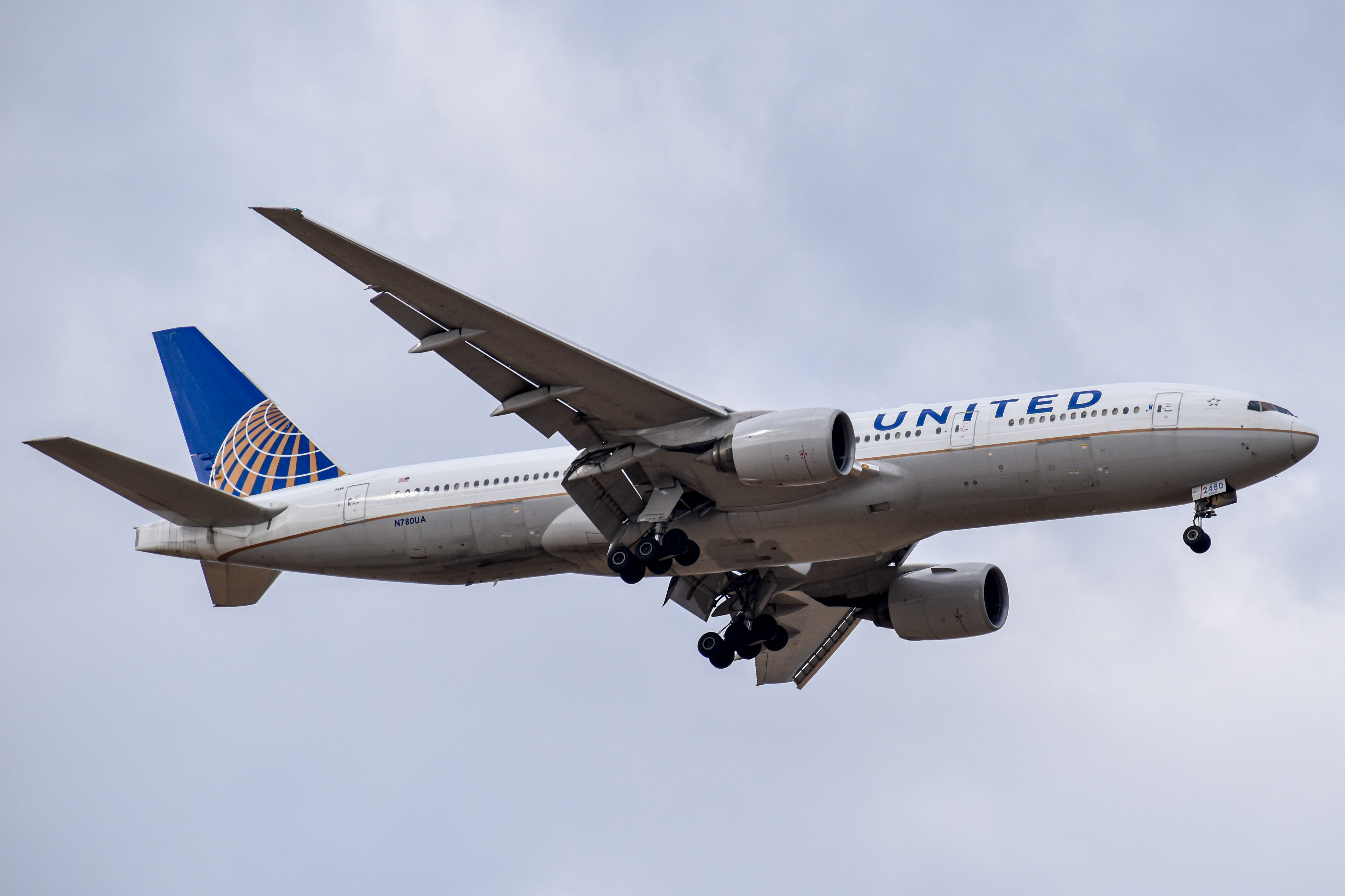 Full size: United Airlines Boeing 777-200 N780UA at Denver International Airport