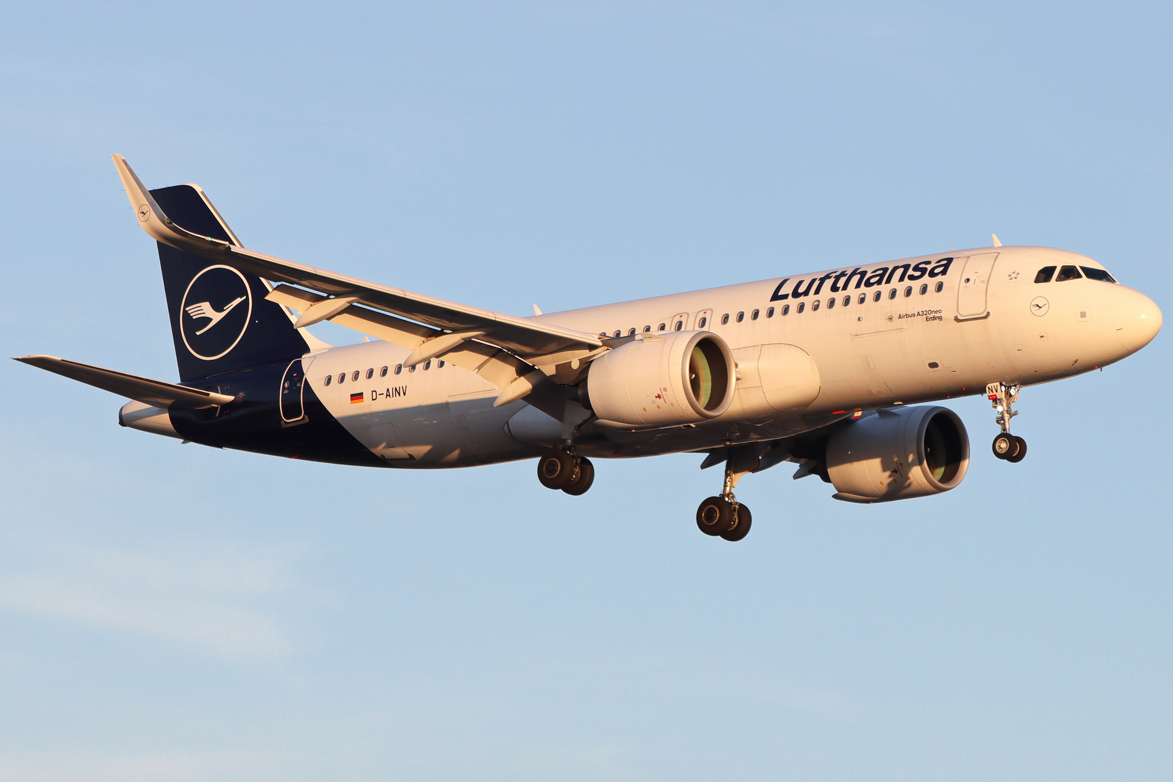 Full size: Lufthansa Airbus A320NEO D-AINV at London Heathrow International Airport